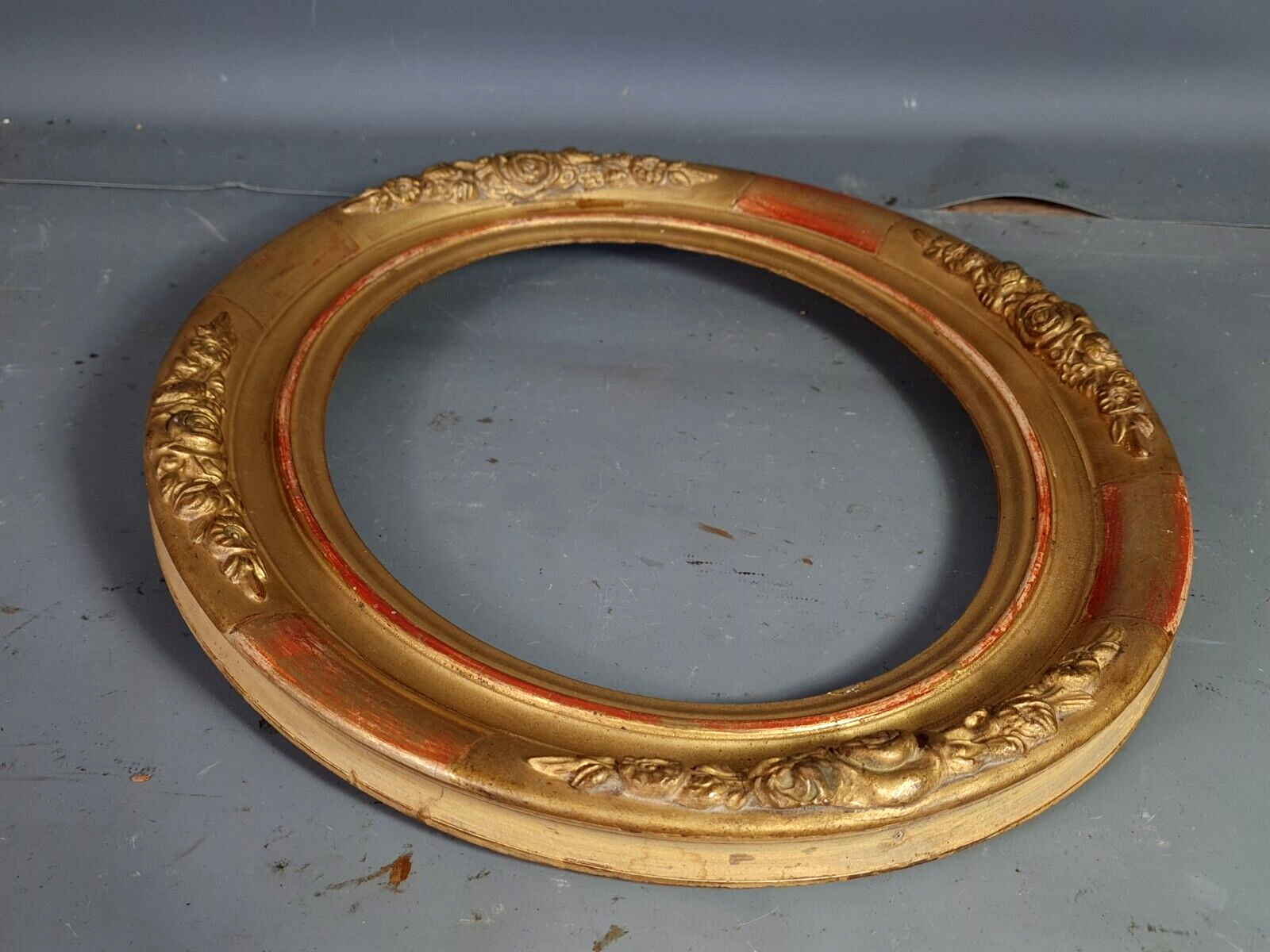 Oval frame nineteenth century gilded stucco wood and glass 36x31 foliage 28x23 cm