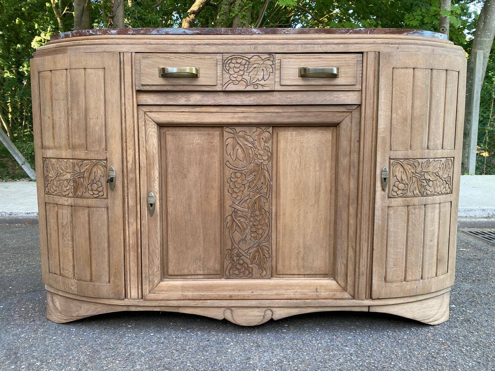 Art Deco vintage Parisian buffet renovated in solid oak and pink marble from the 1930s.