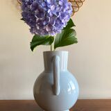 Vase ancien en céramique bleue pâle