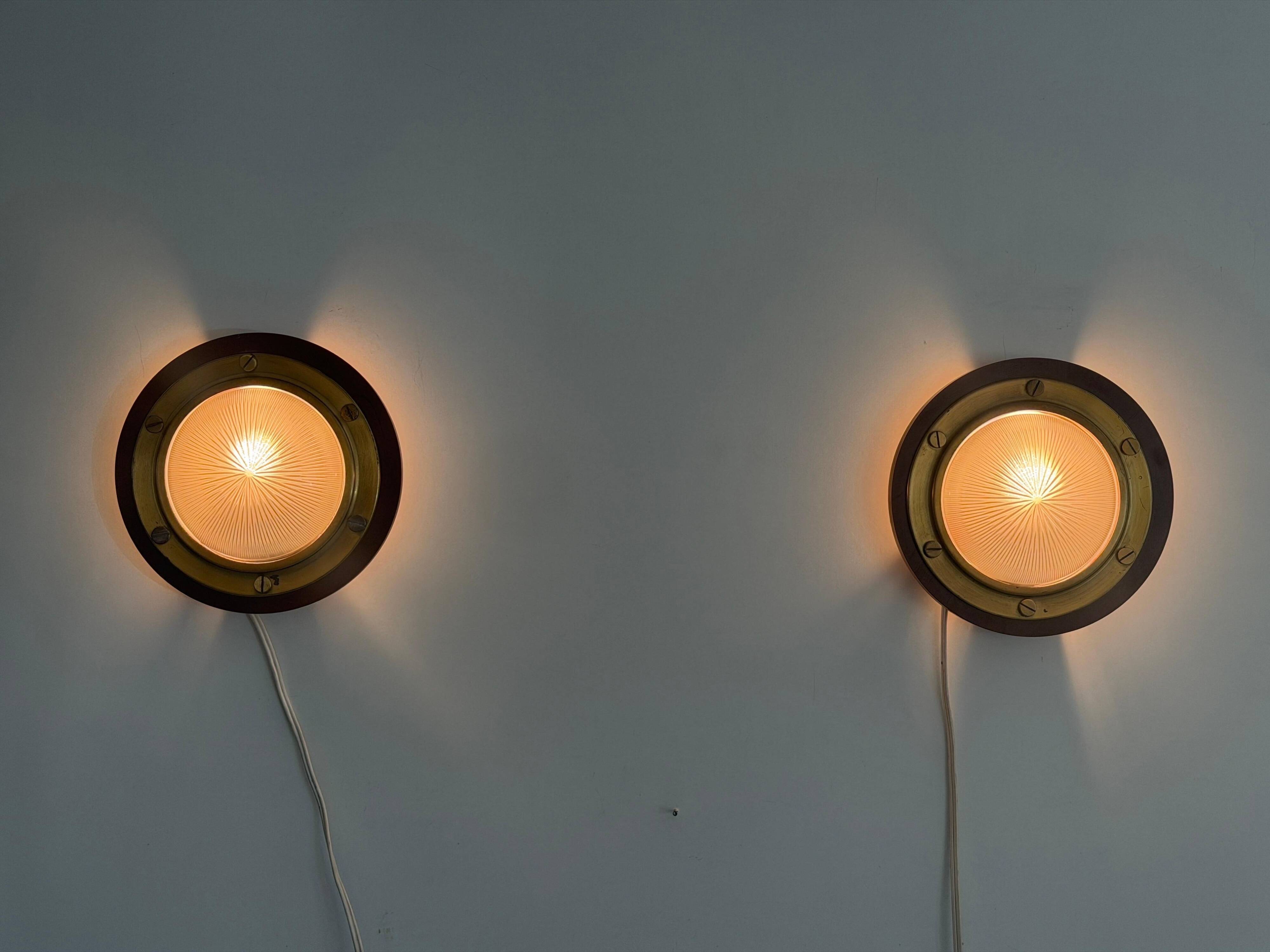 Pair of round glass wall lights, brass base and Wood Wood, 1960s, Italy.