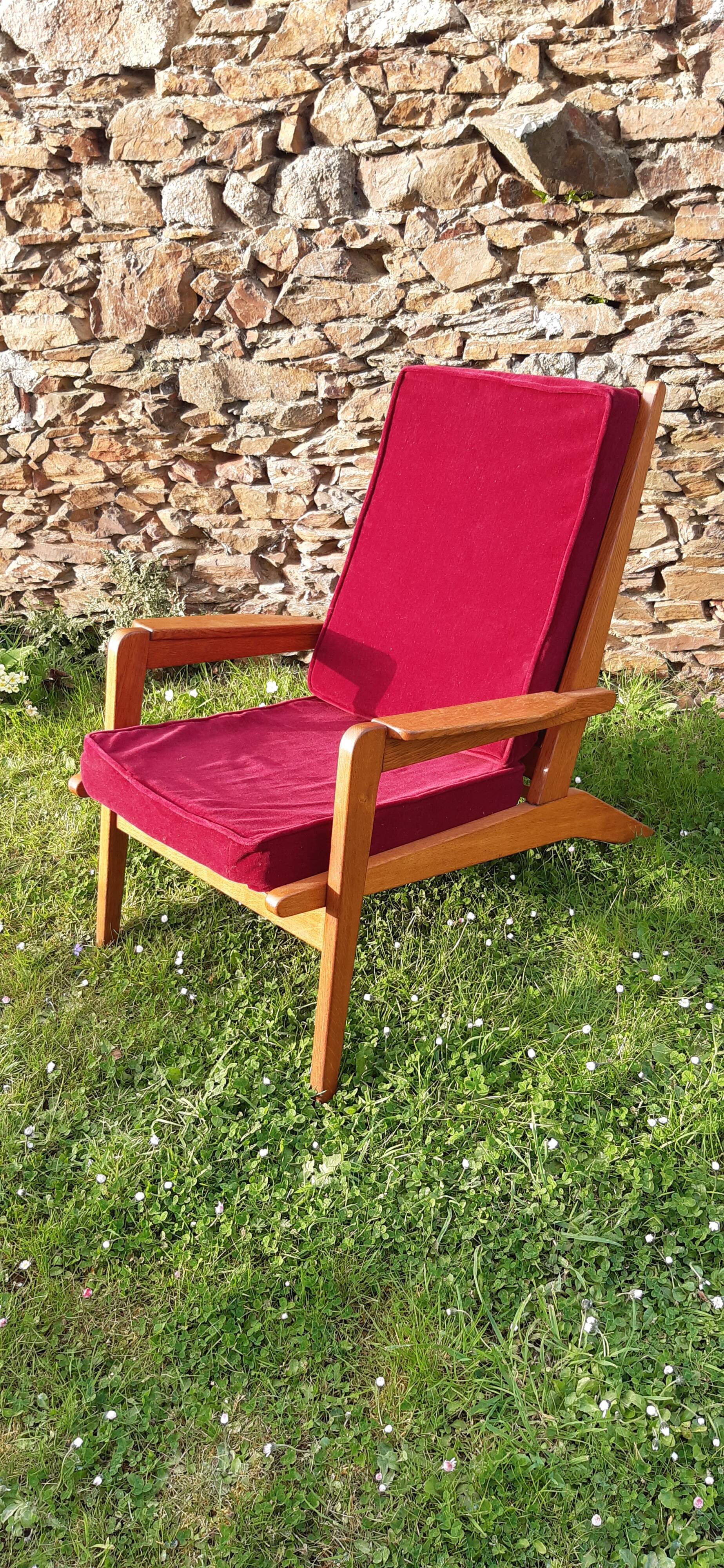 Armchair with armrests