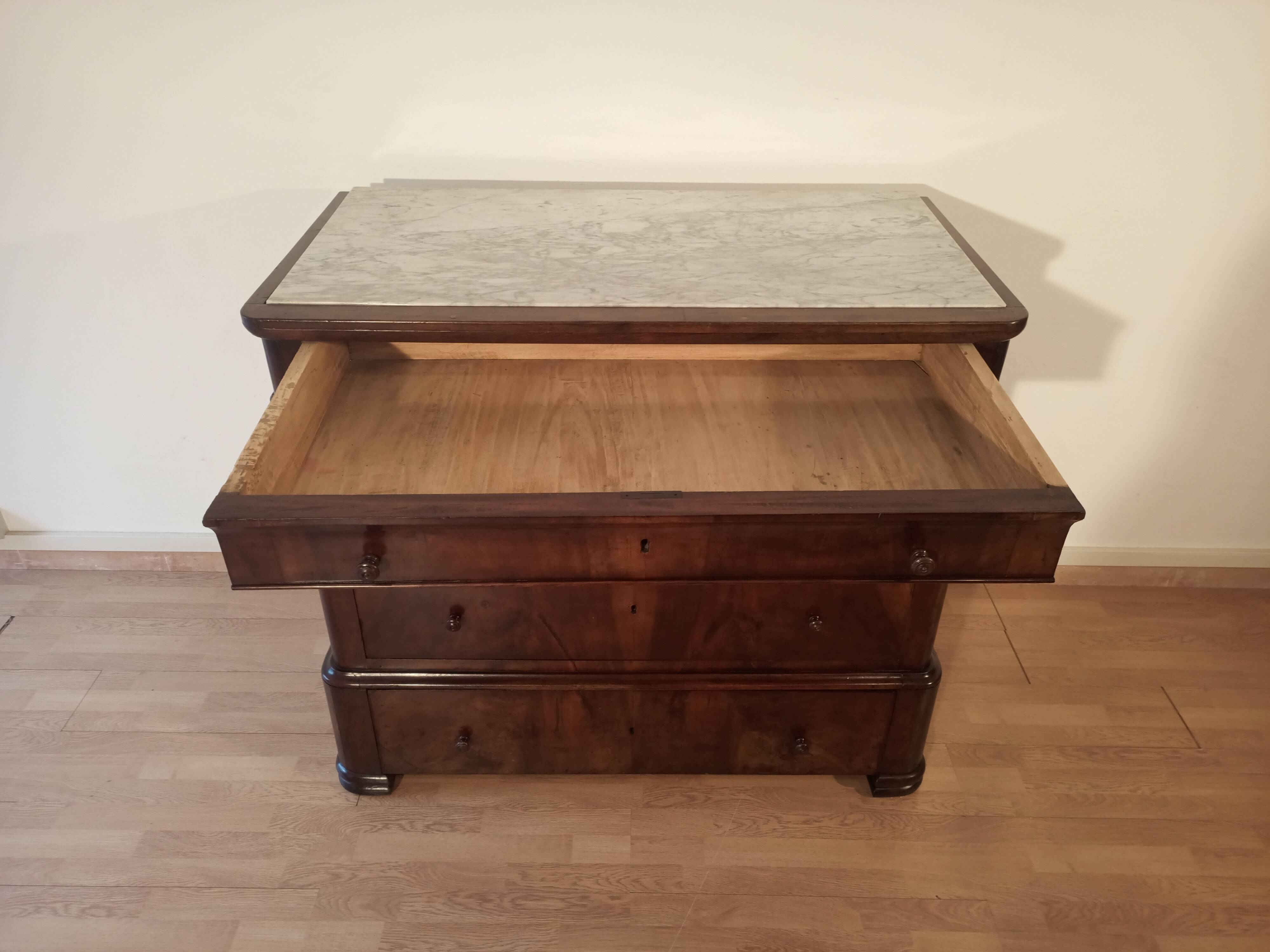 Commode italienne à quatre tiroirs en noyer de la fin du XIXe siècle