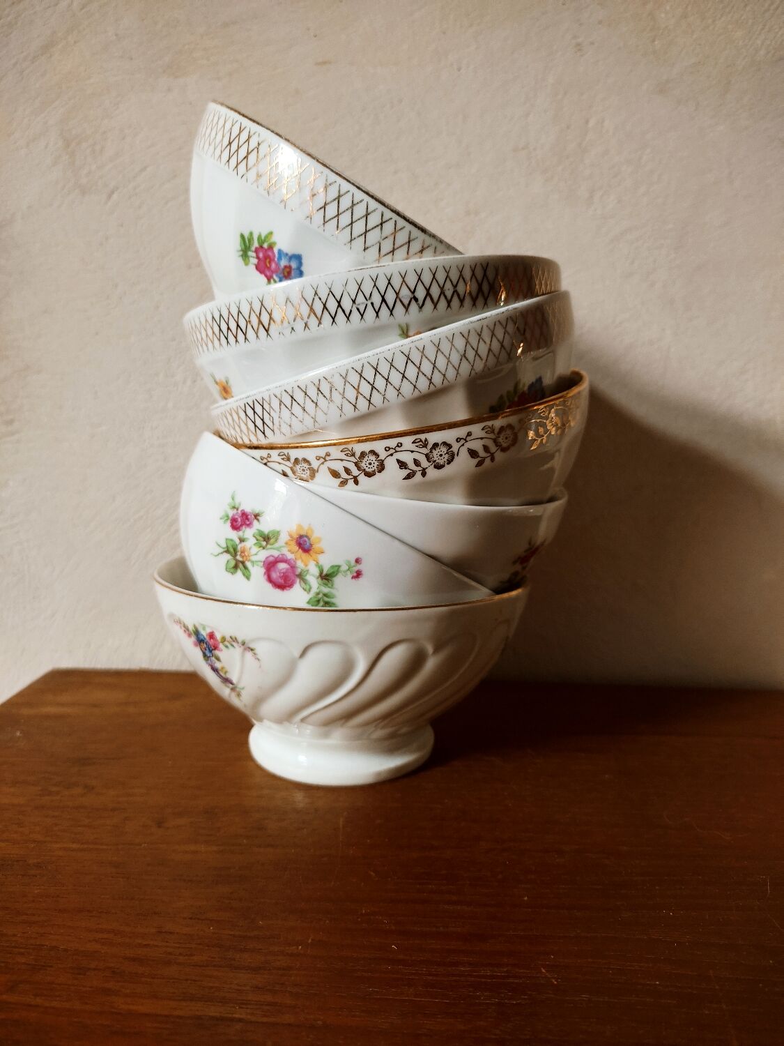 7 mismatched porcelain rib bowls