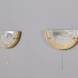 Paire d’appliques ‘demi-lune’ en laiton et verre