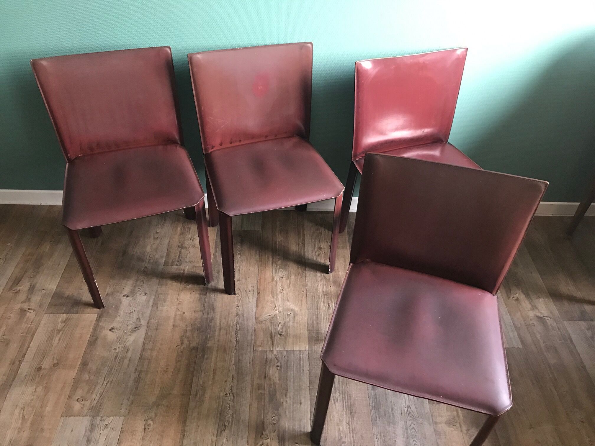 Suite de Quatre Chaises Matéo Grassi gainées de cuir bordeaux