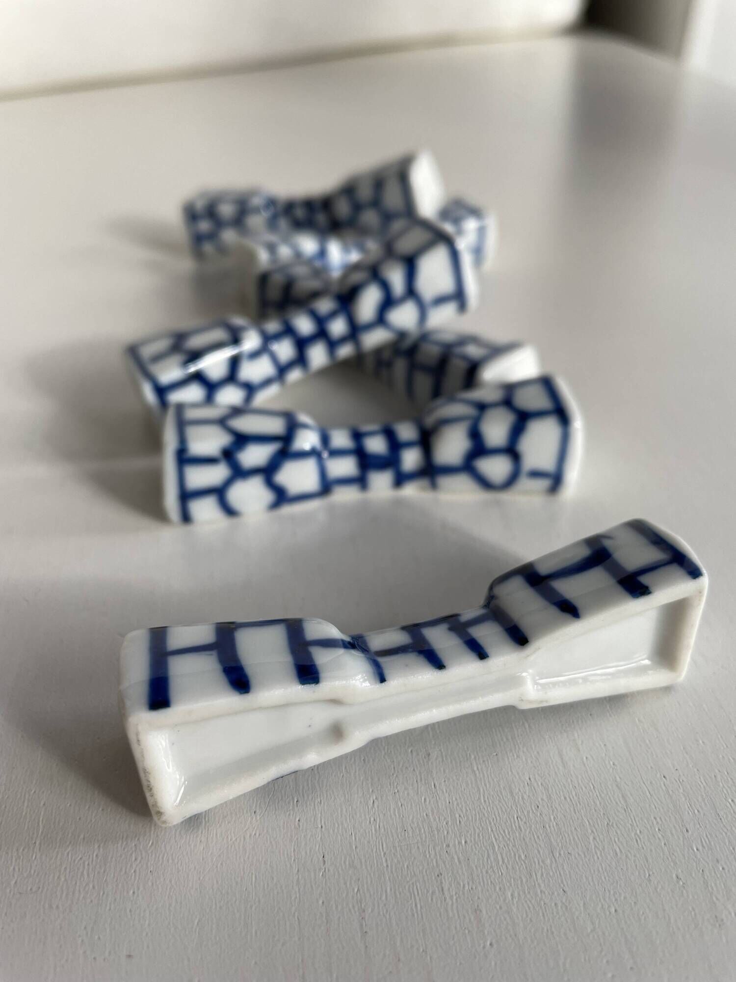 Lot de 6 porte-couteaux ou baguettes en porcelaine bleue