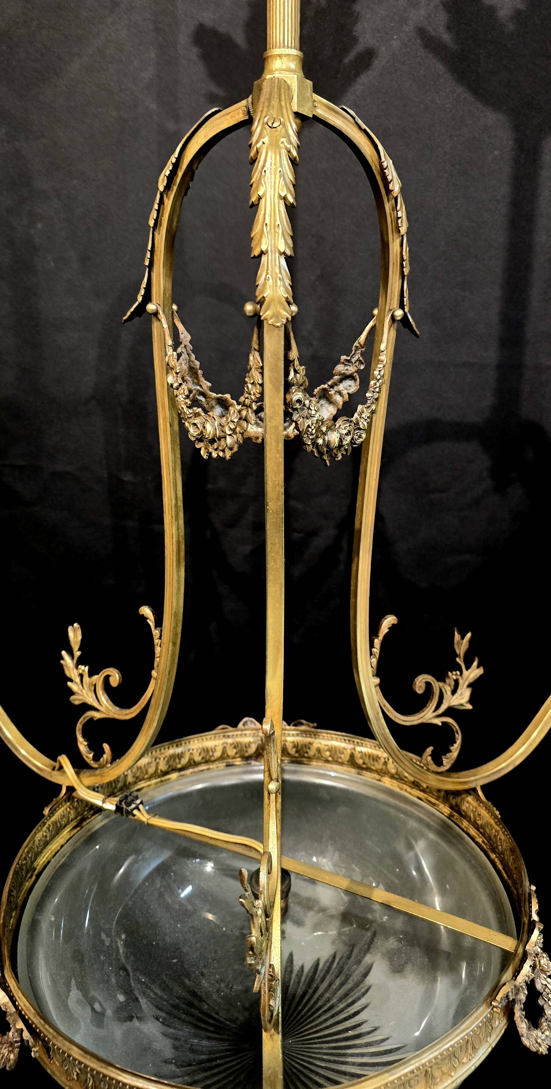 Gilt bronze and frosted glass chandelier – Louis XVI style