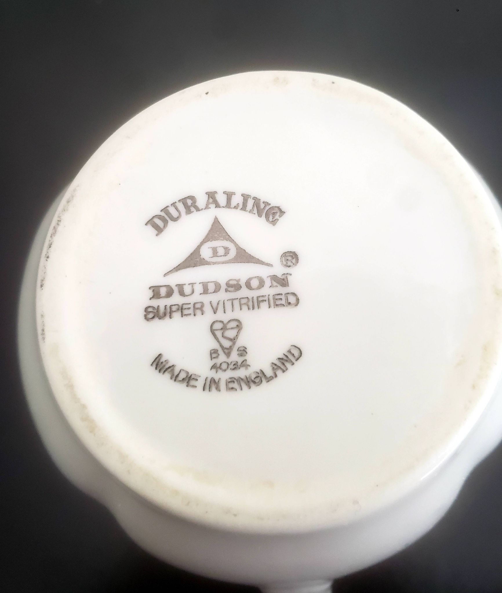 Pot à lait avec soucoupe
