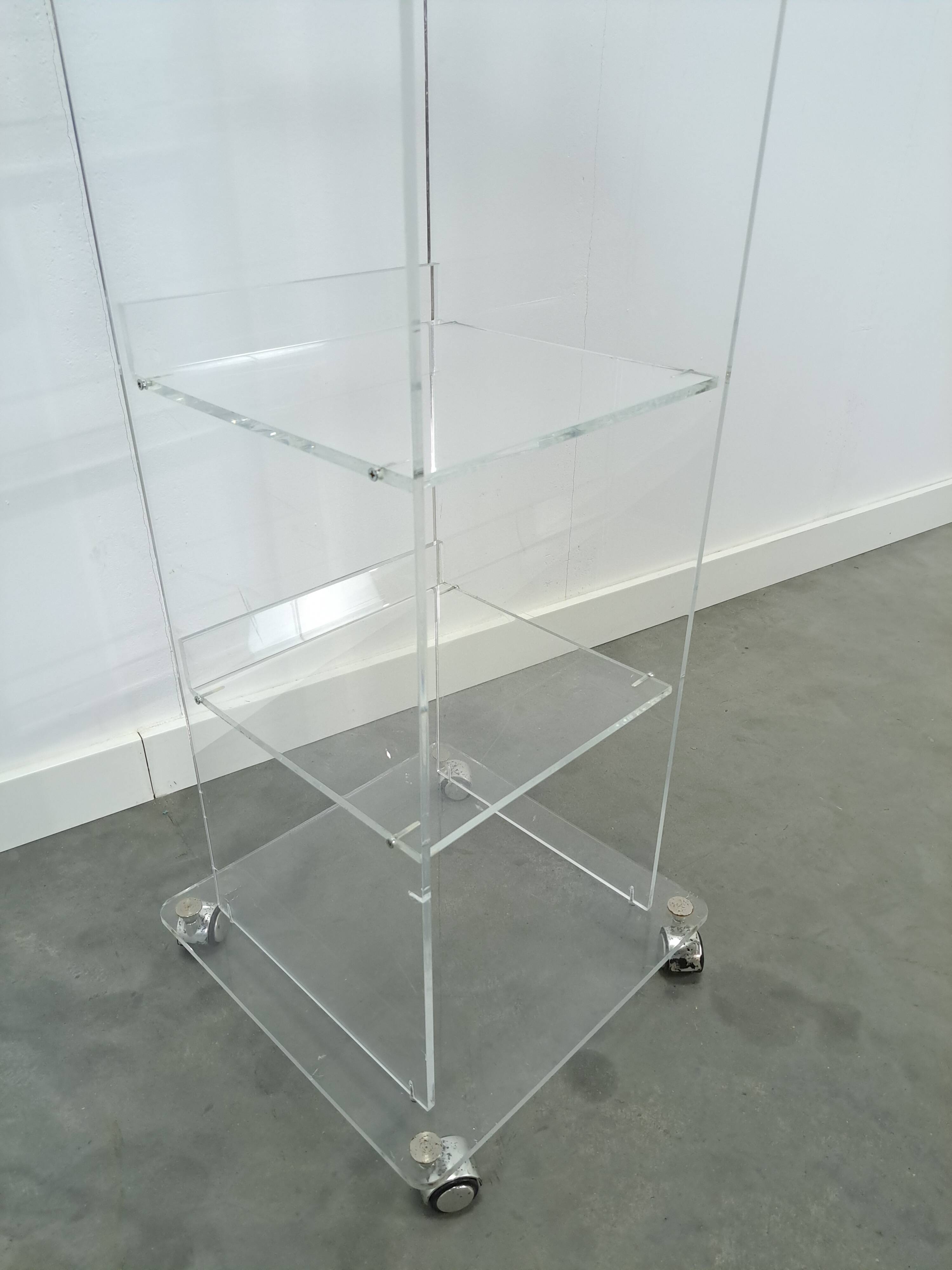 Armoire de rangement en plexiglas sur roulettes