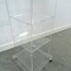 Armoire de rangement en plexiglas sur roulettes