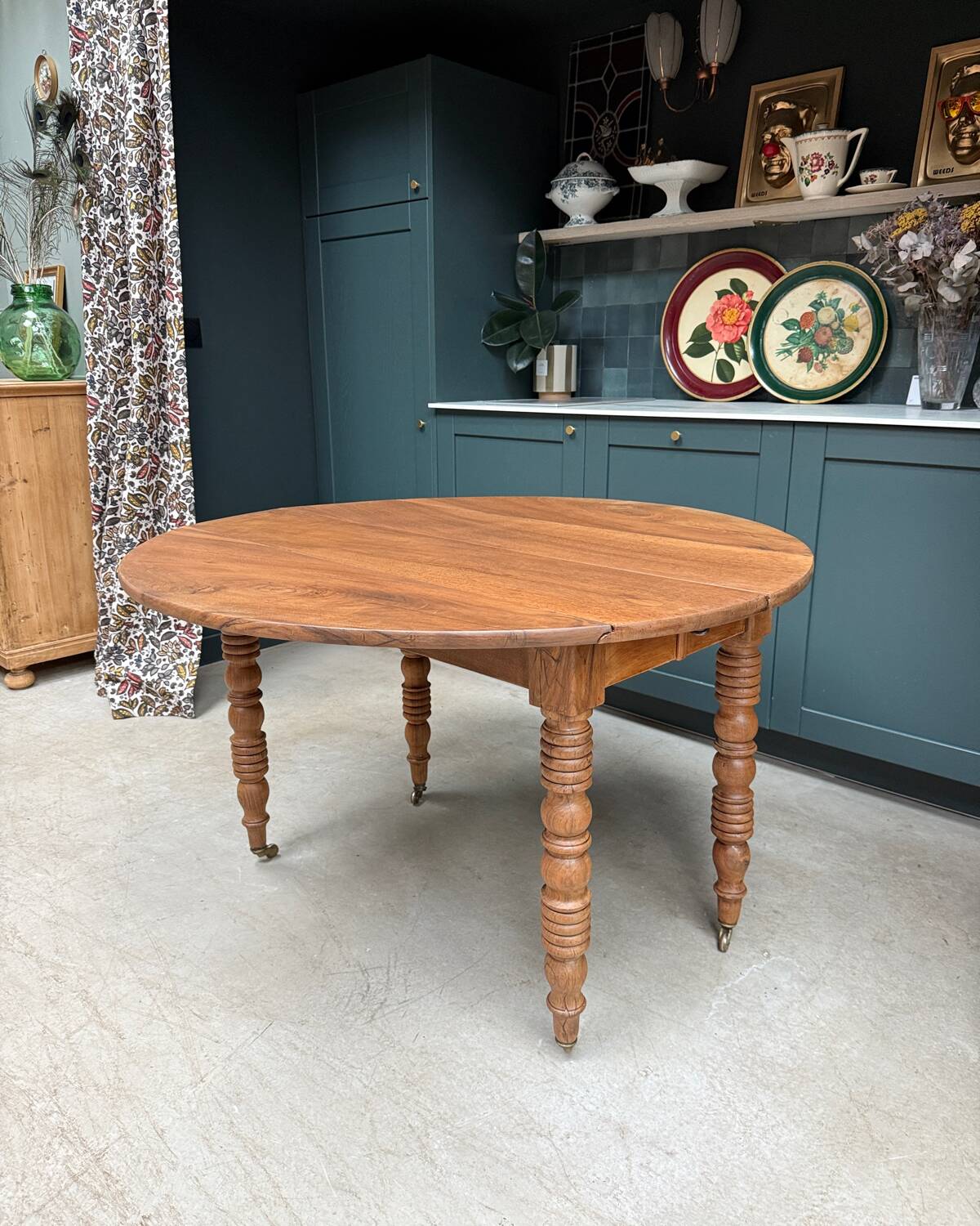 Extendable round table with turned legs (renovated)
