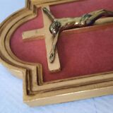 Crucifix cadre doré à fond rose