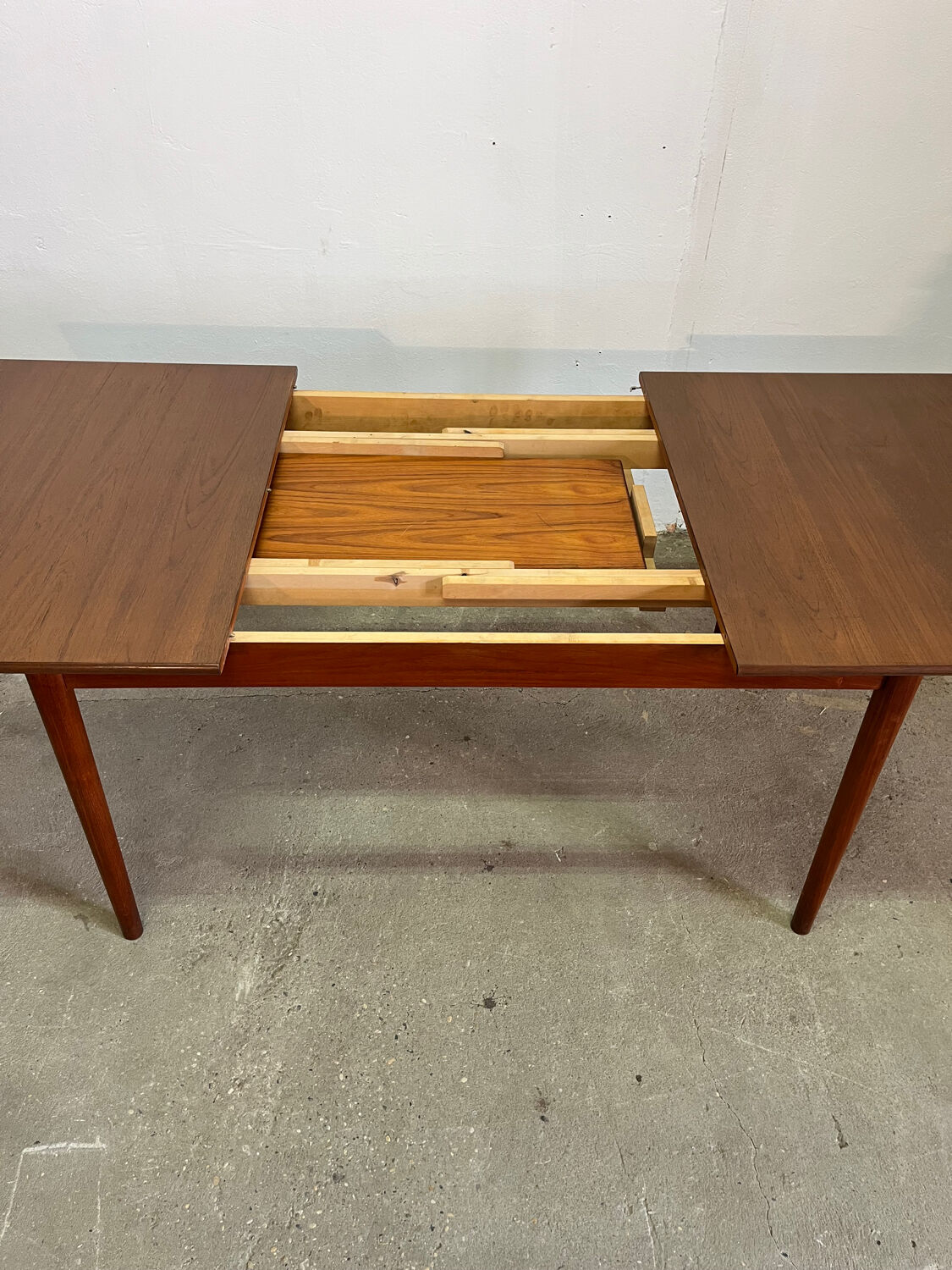 Scandinavian table with extensions