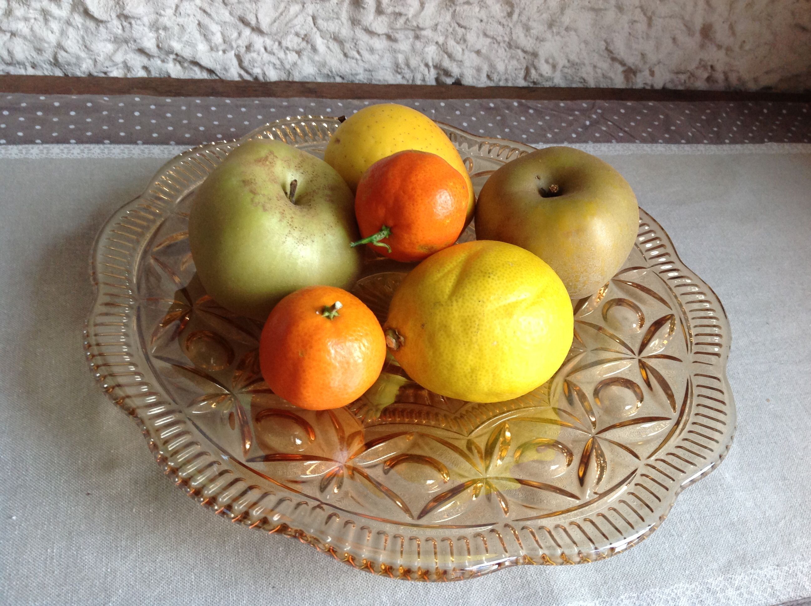 Coupe plate en verre ciselé rose ambré des années 50-60