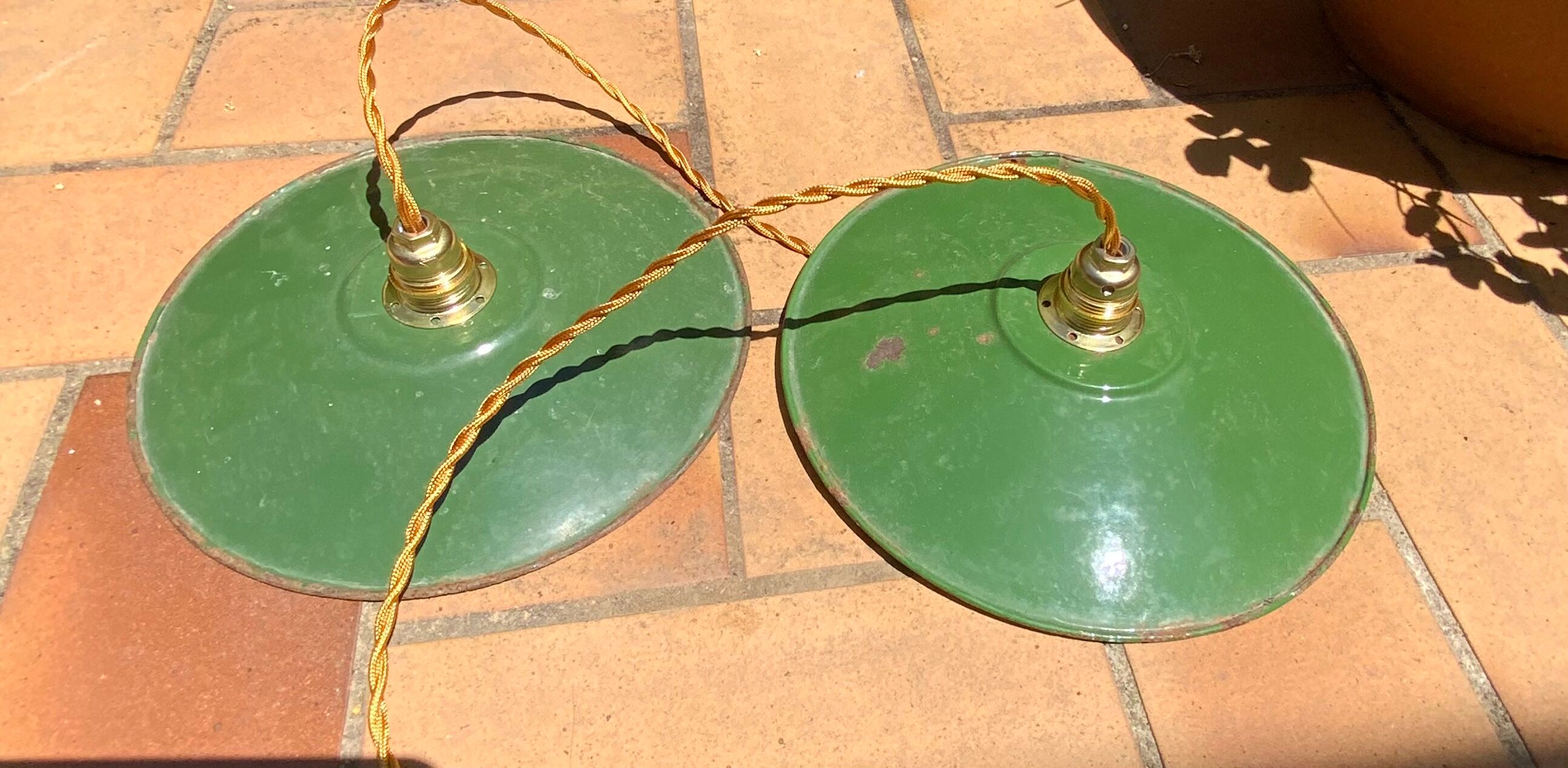 Suspension duo in green and white enamelled sheet metal new gold threads and socket