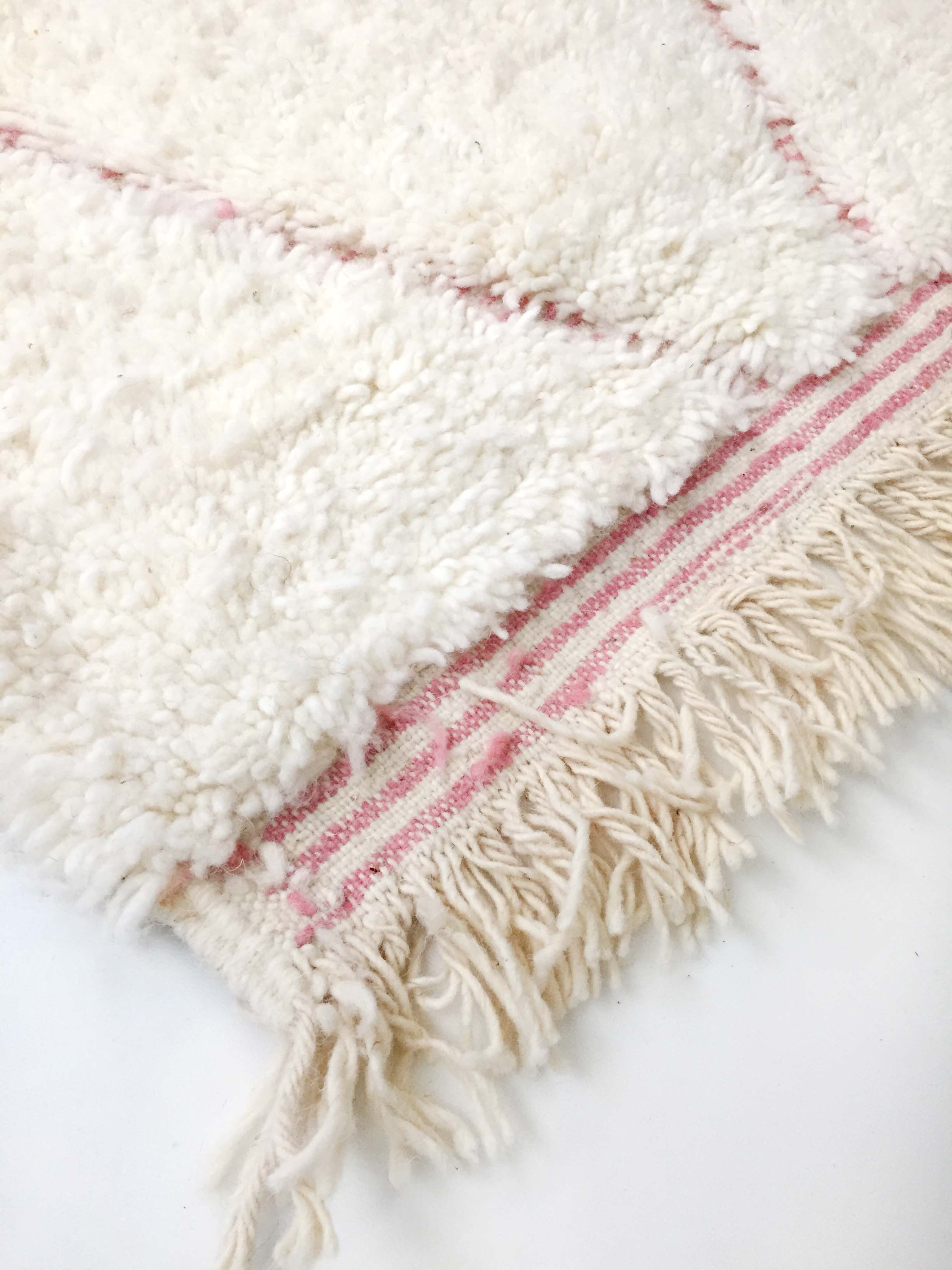 Moroccan berber carpet beni ouarain ecru with pink diamonds engraved 295x200cm