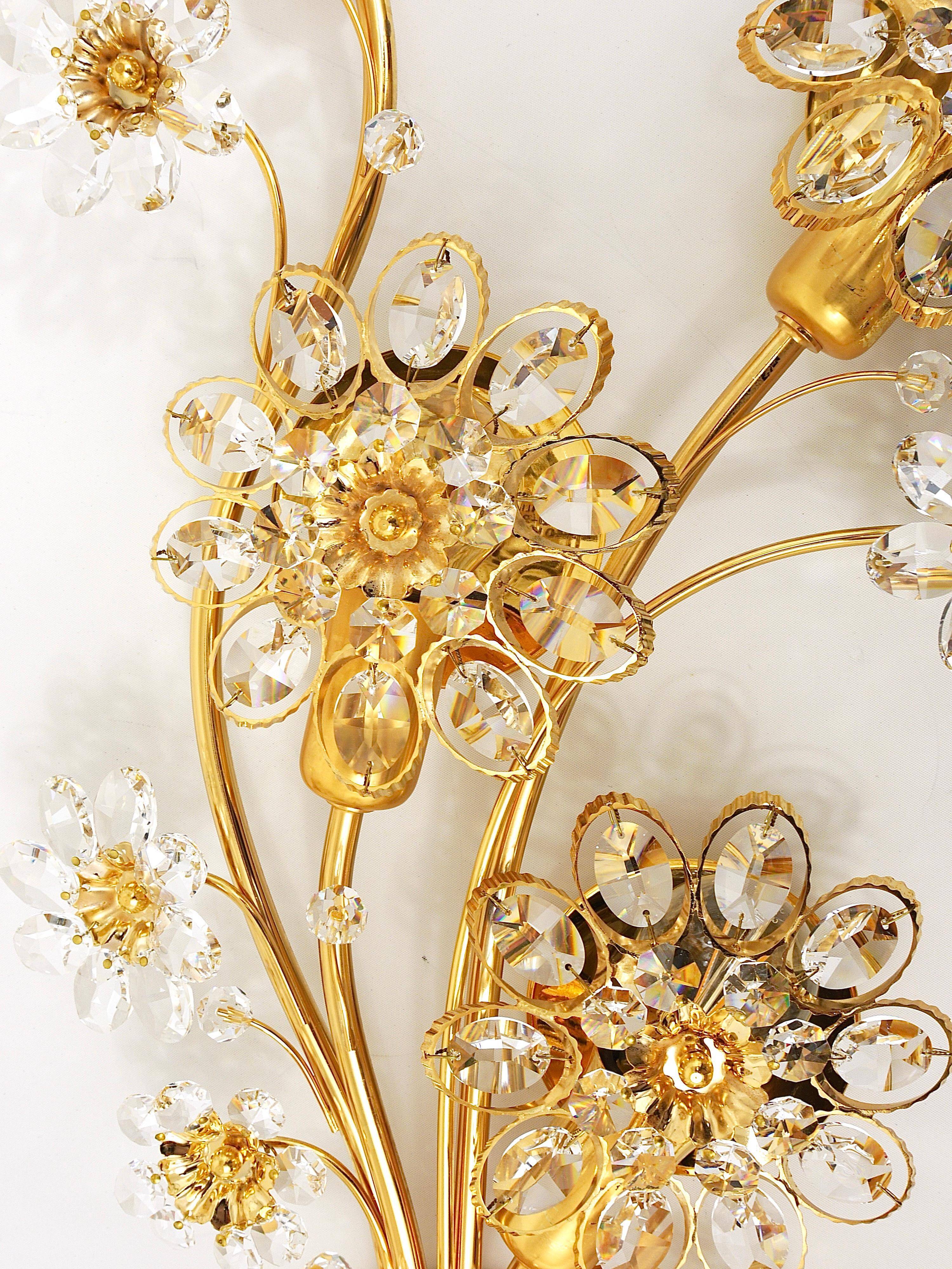 Large wall lamp in gilded brass, Palwa flowers by Ernst Palme, 1970s.