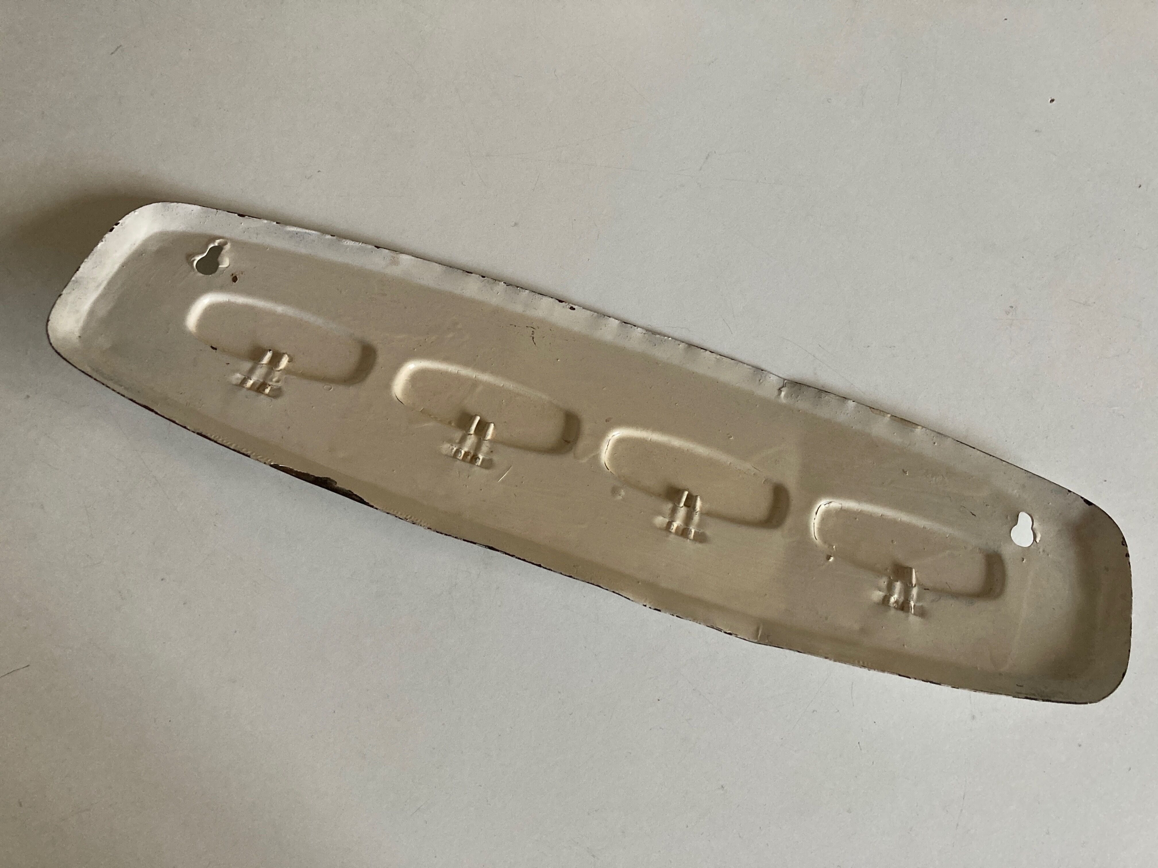 Patère hangs farm towel 1950