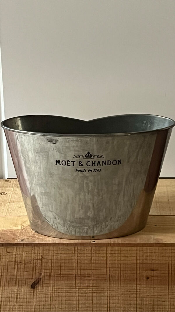 Seau à champagne Moët & Chandon en étain. Refroidisseur magnum français vintage.