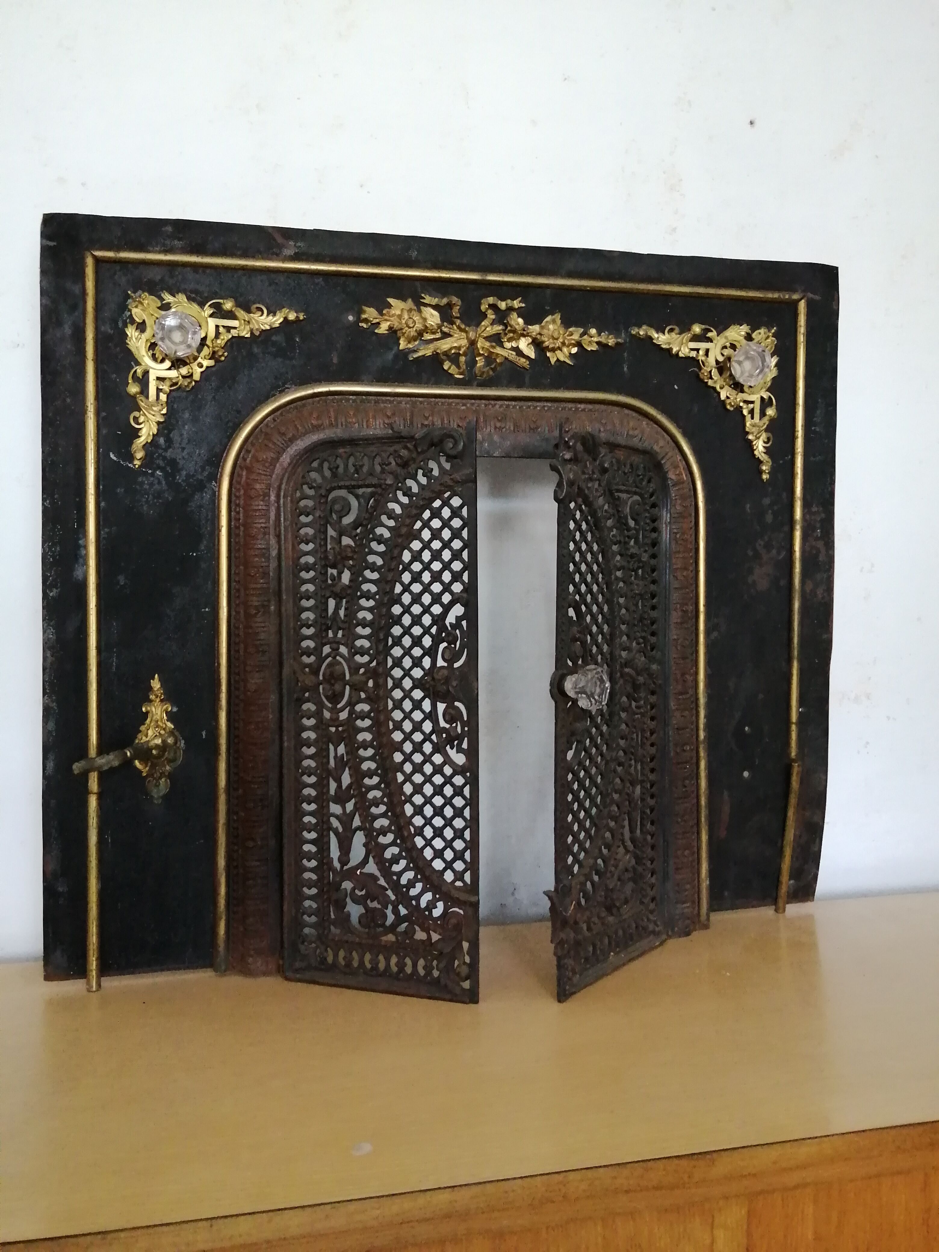 Fireproof adornment against chimney heart