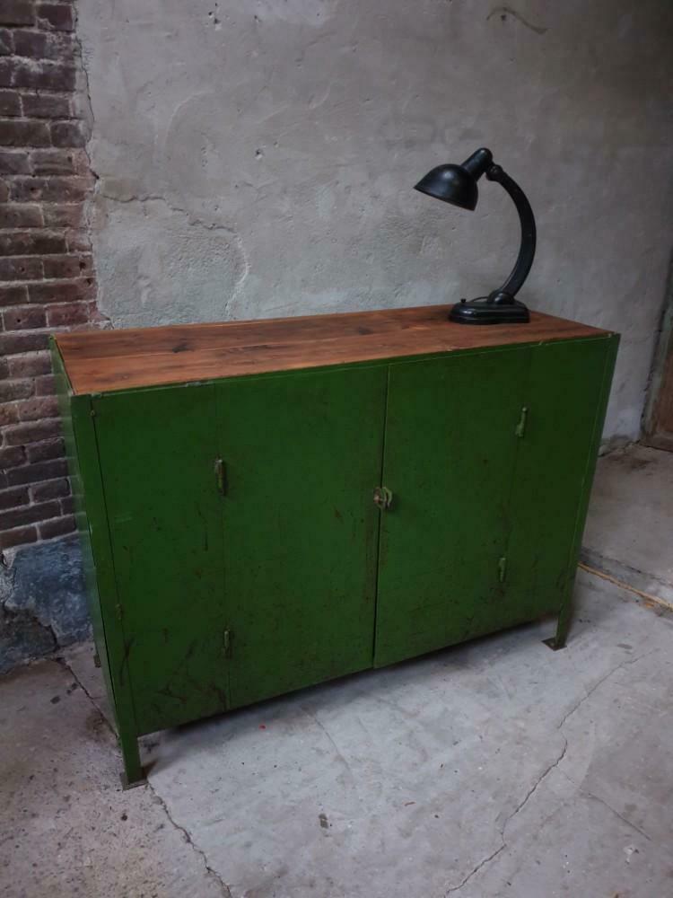 Comptoir industriel en acier vert