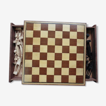 jeu d'échecs  en bois avec 2 tiroirs pour les  pions, personnages africains