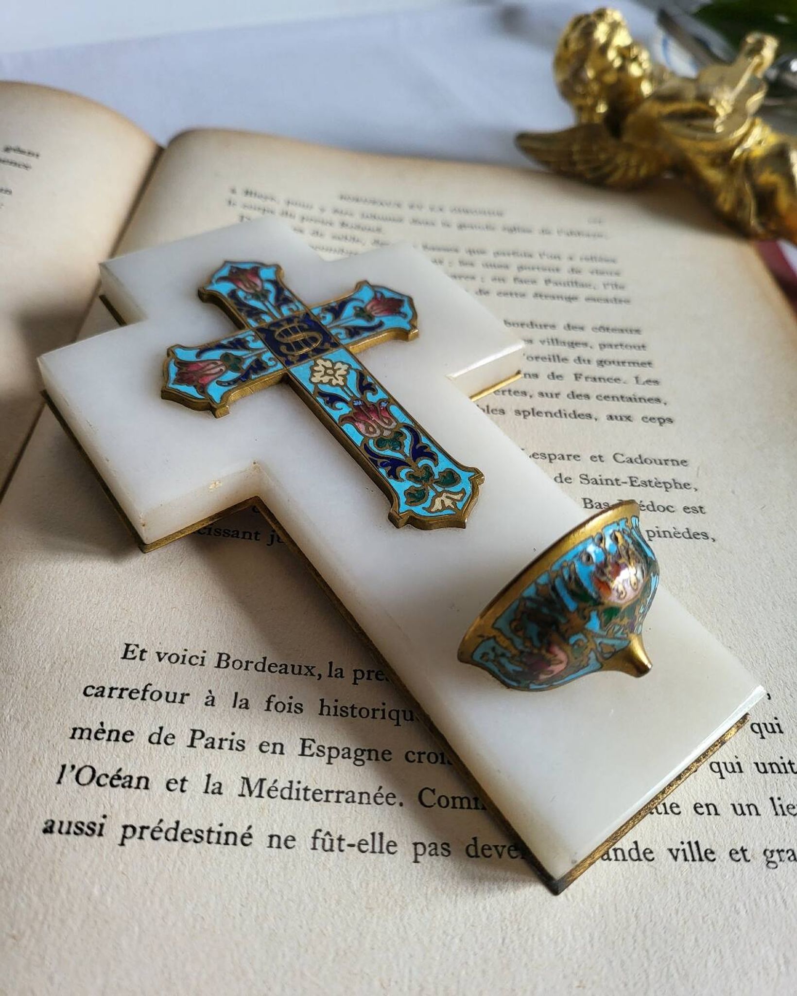 Croix Bénitier en Onyx et émail cloisonné