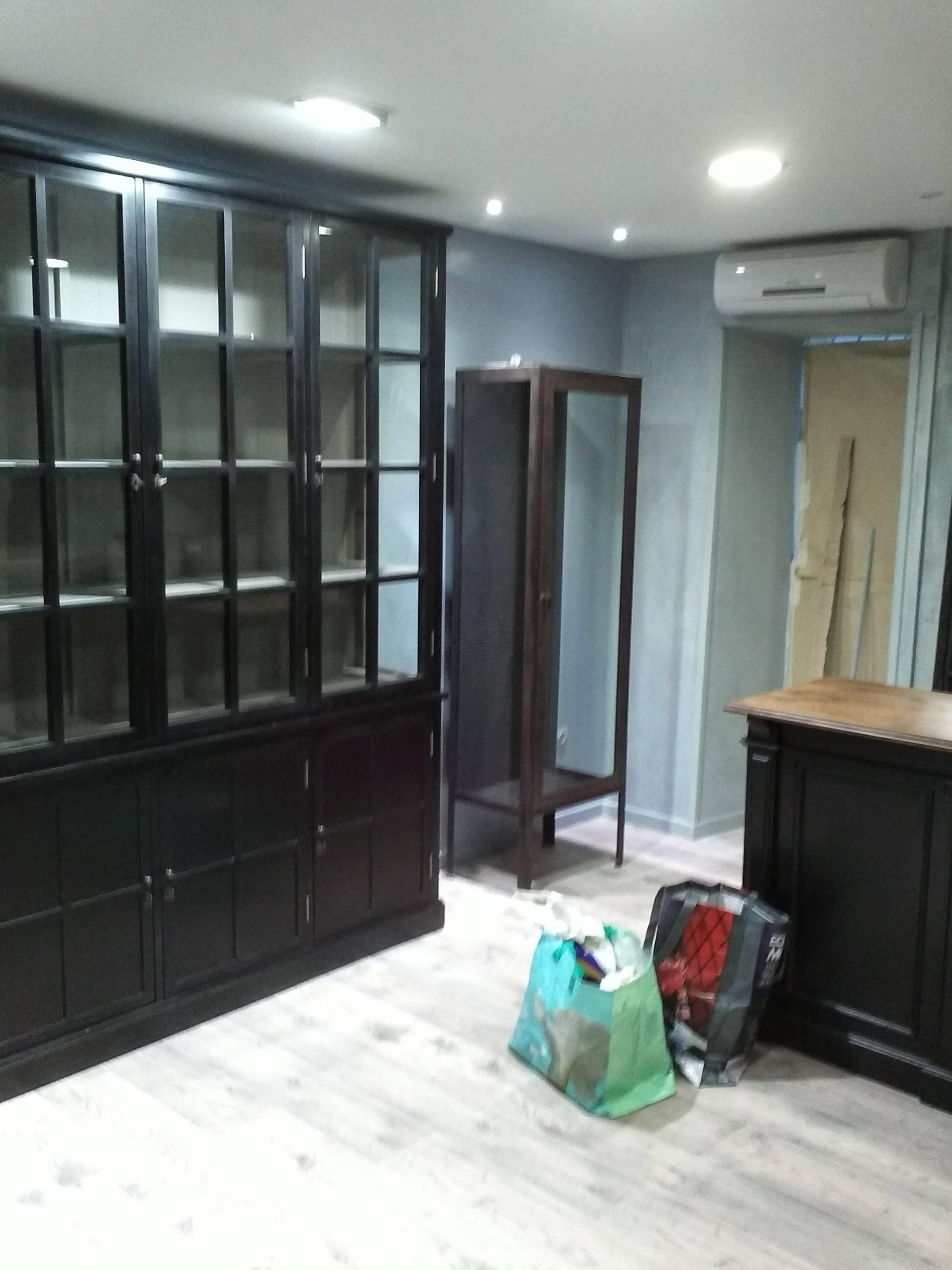 Vitrine colonne a une porte