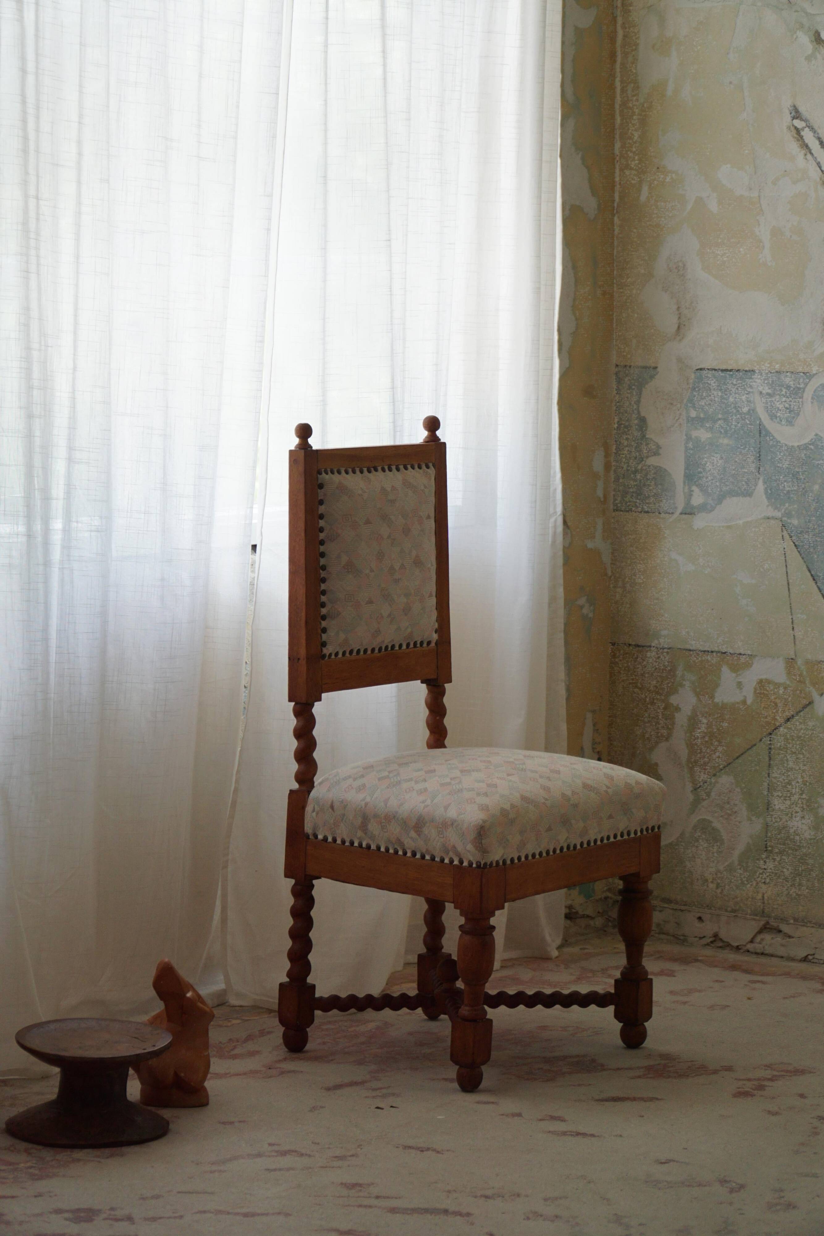 English-style baroque chair with twisted legs in elm, 1920s.