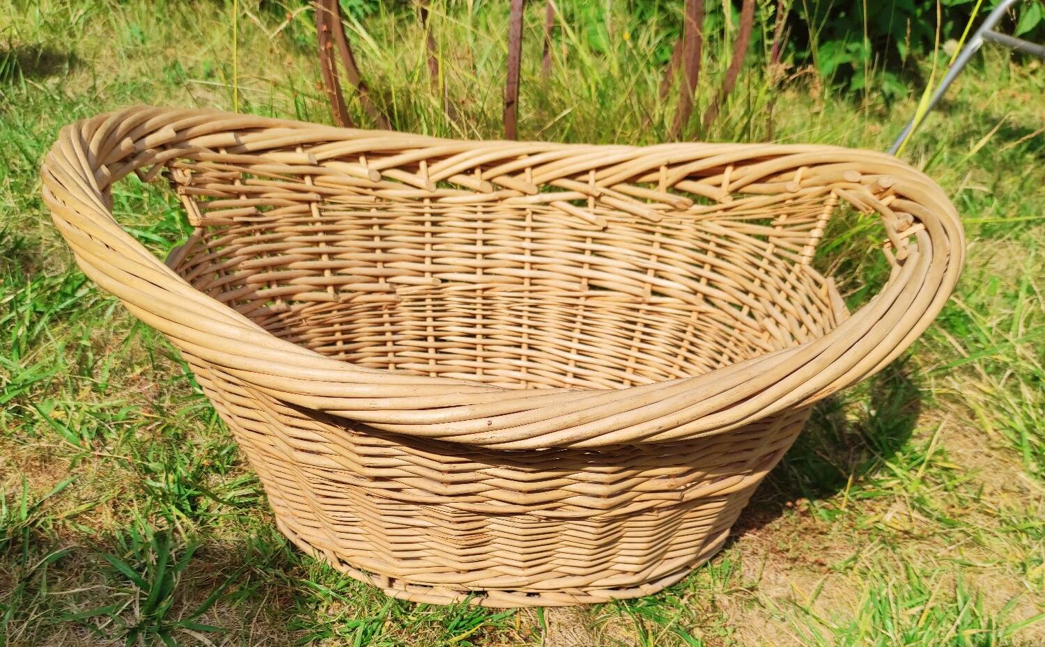 Large vintage wicker/rattan basket