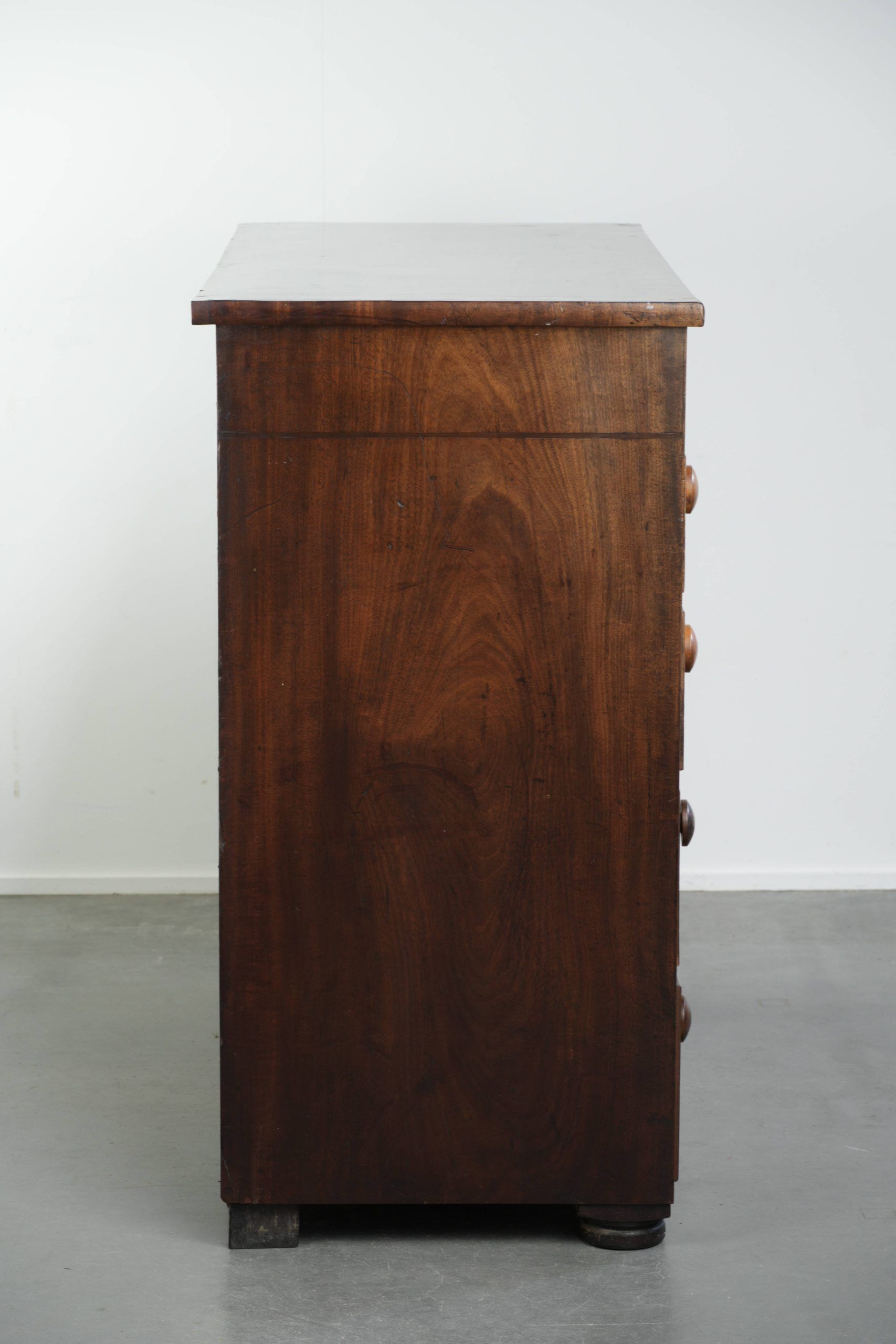 Large antique English chest of drawers/commode from the early 19th century