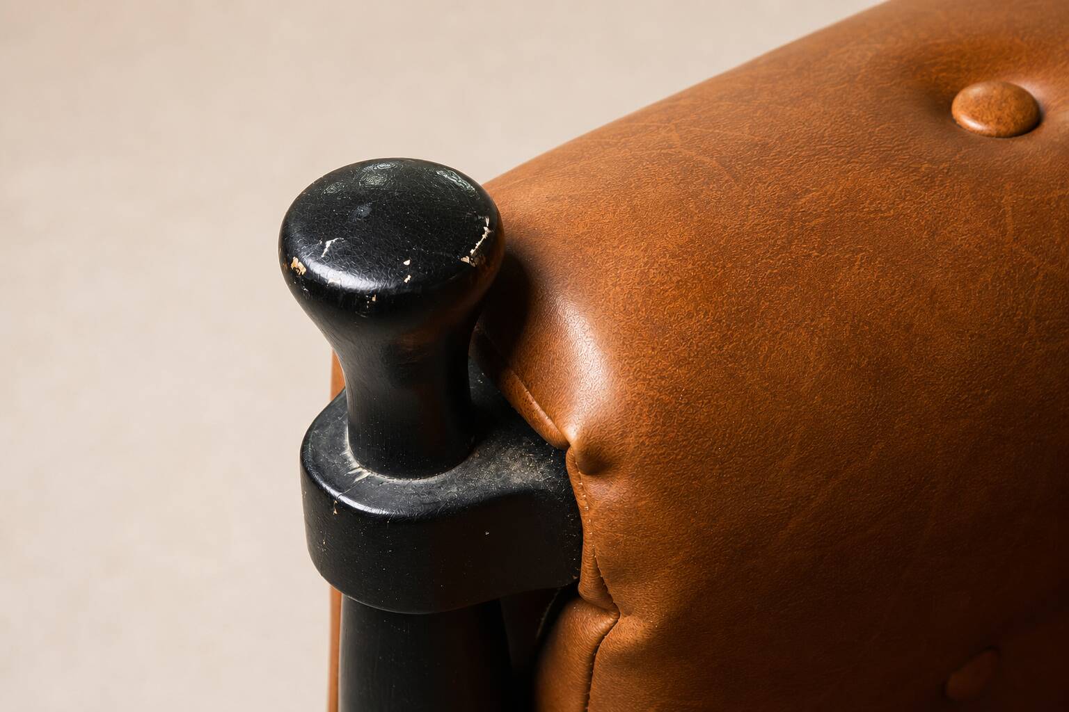 Paire de fauteuils lounge « safari » en cuir cognac et hêtre noir — c. 1970