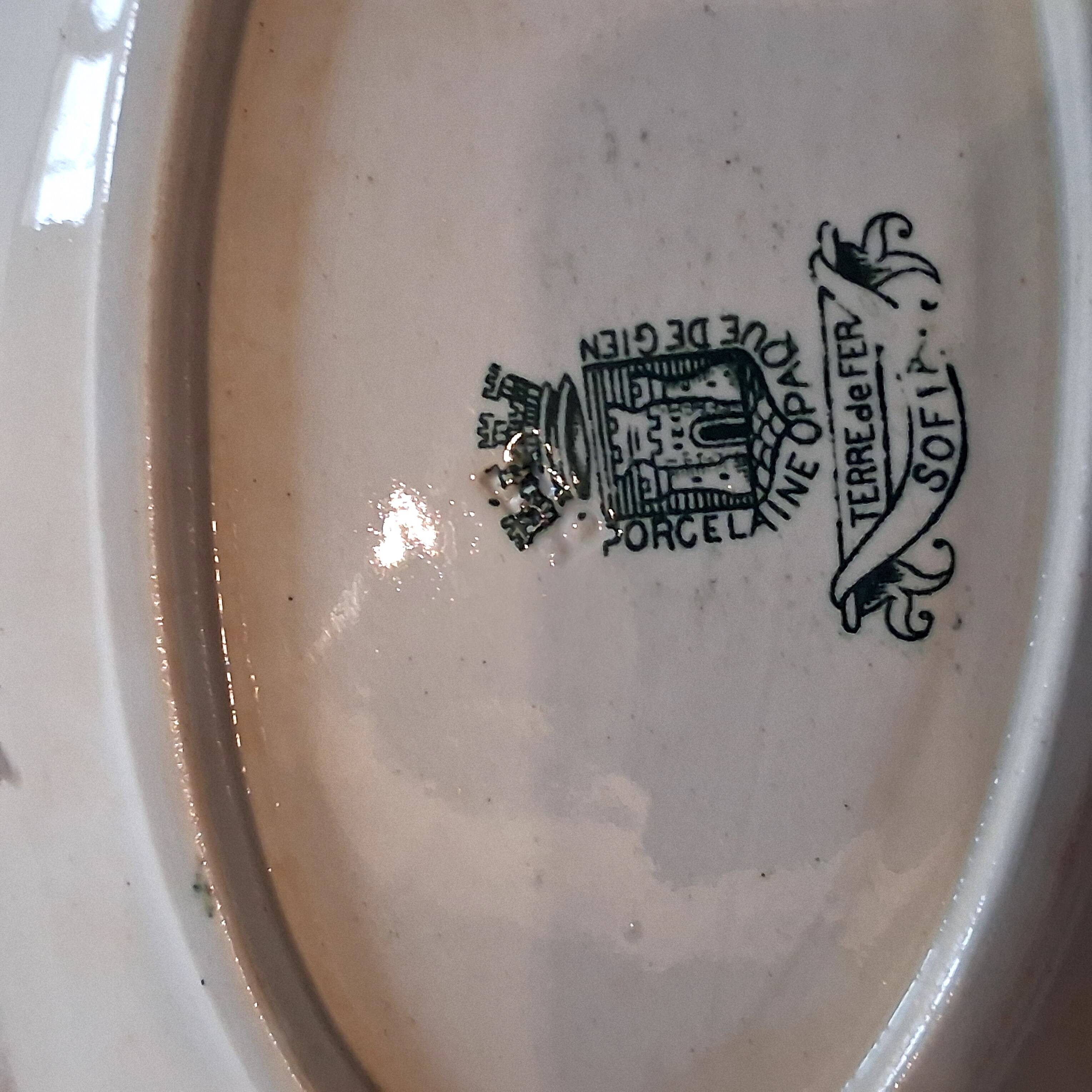Old ironstone platter from Gien in good condition.