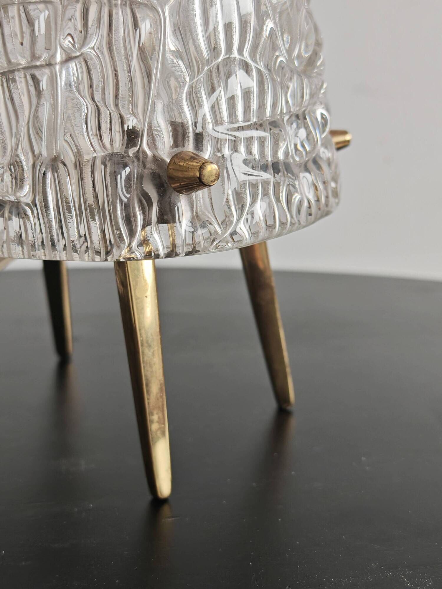 Lampe de table MCM "2/2" par JT. Kalmar en verre texturé et socle en laiton