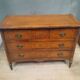 Commode de style Louis XVI à trois tirroirs