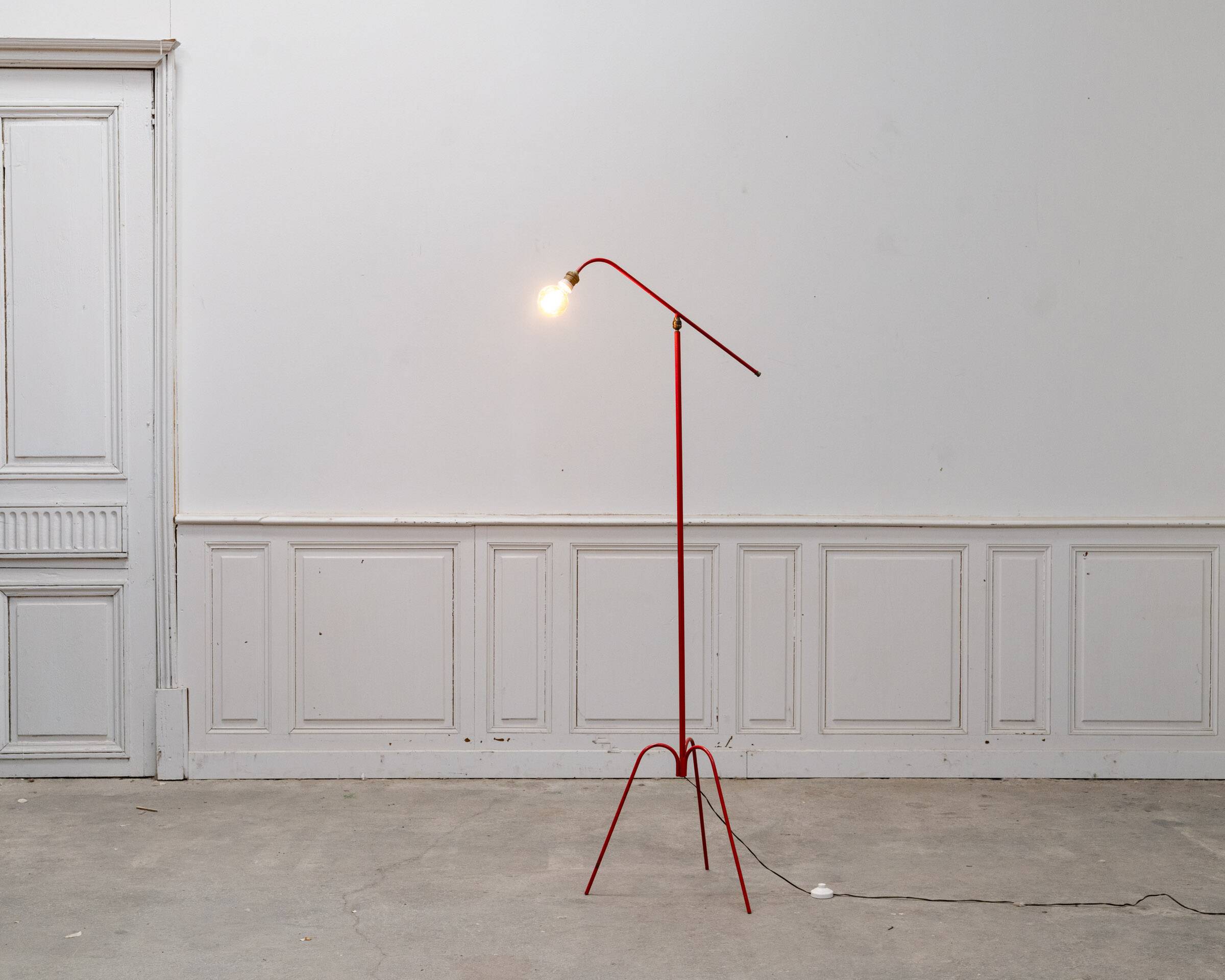 Lampe vintage tripode rouge, axe sur rotule 1950
