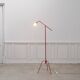 Lampe vintage tripode rouge, axe sur rotule 1950