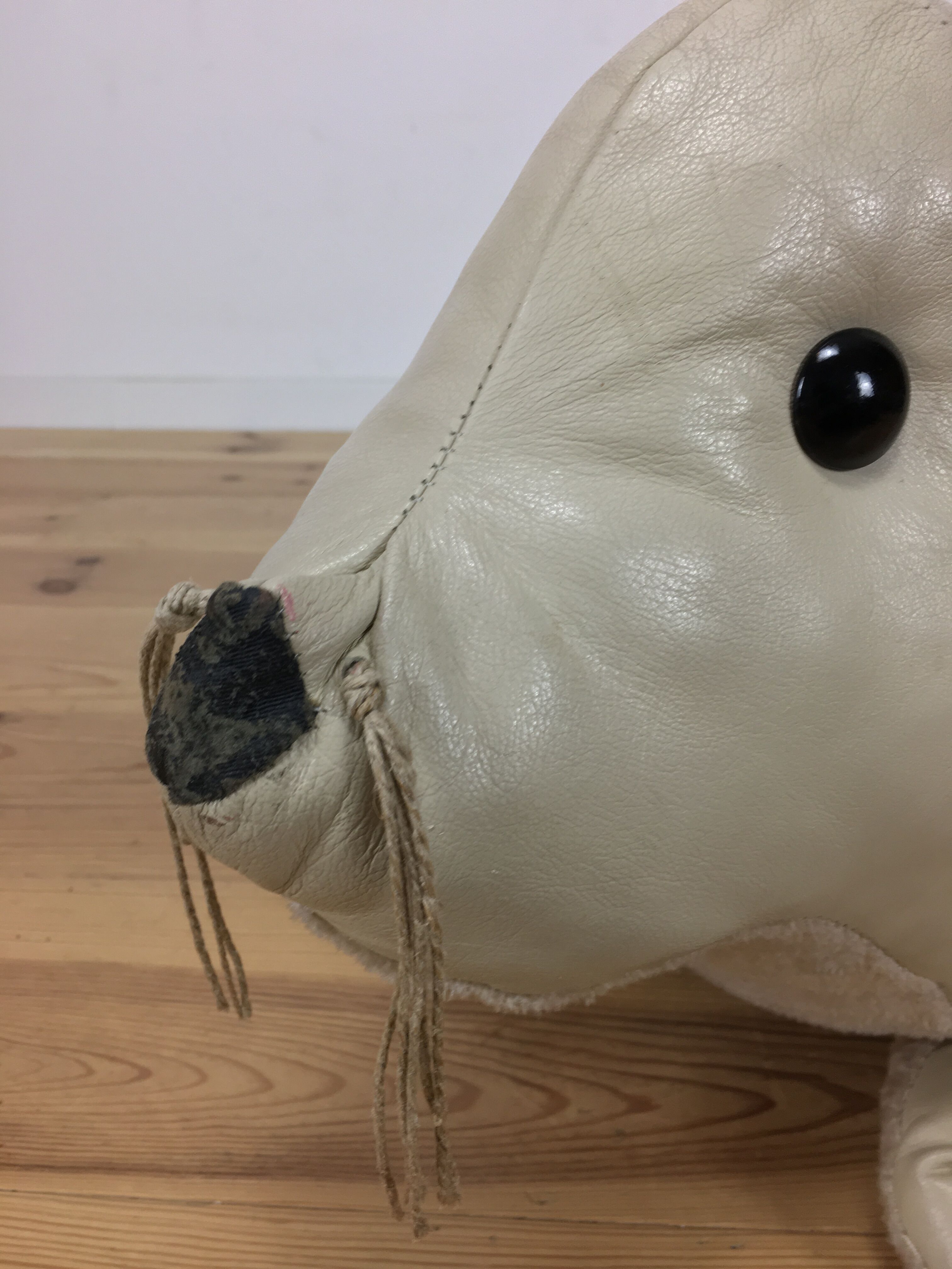 Omersa seal, white leather foot rest