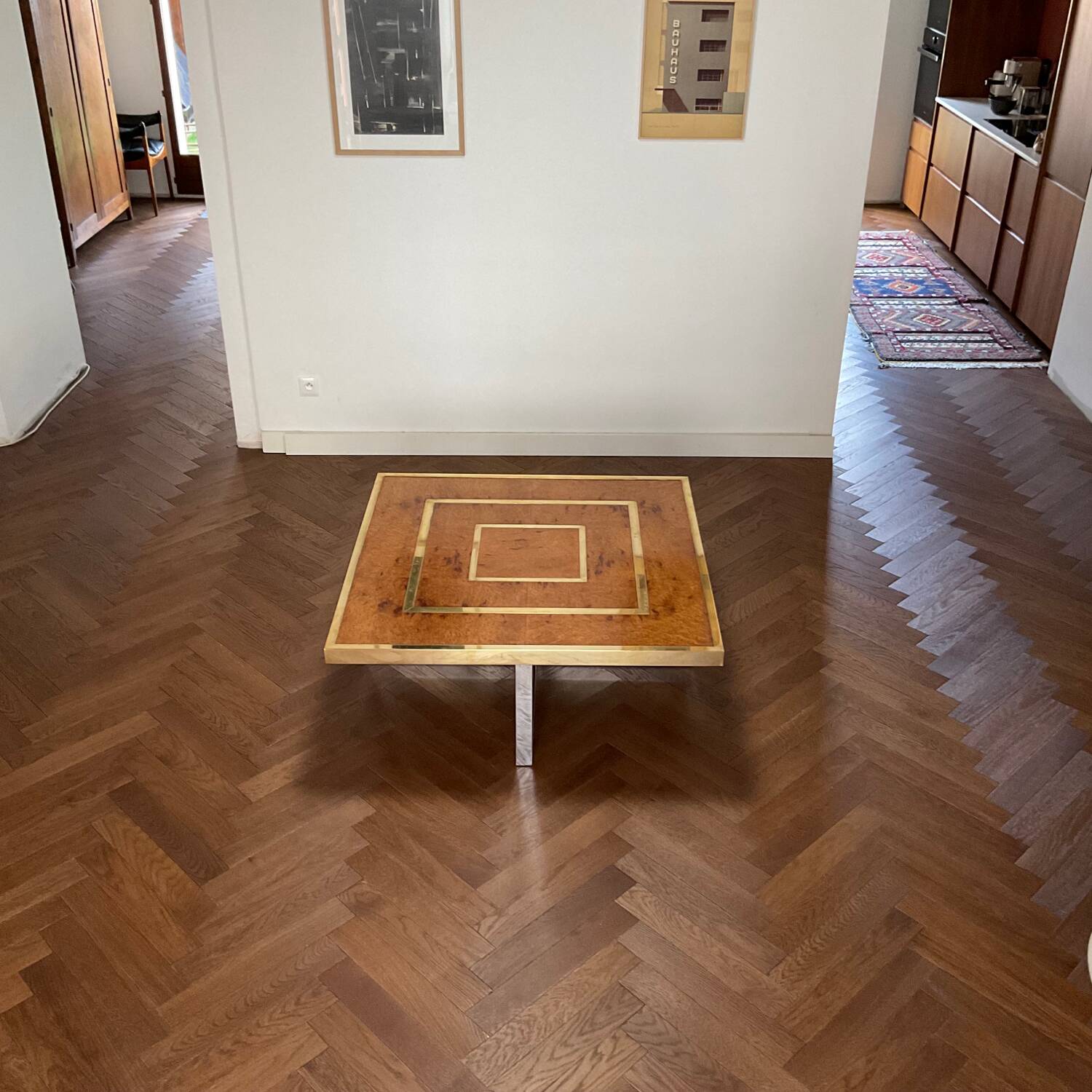 Coffee table in elm burl and brass vintage 1970s