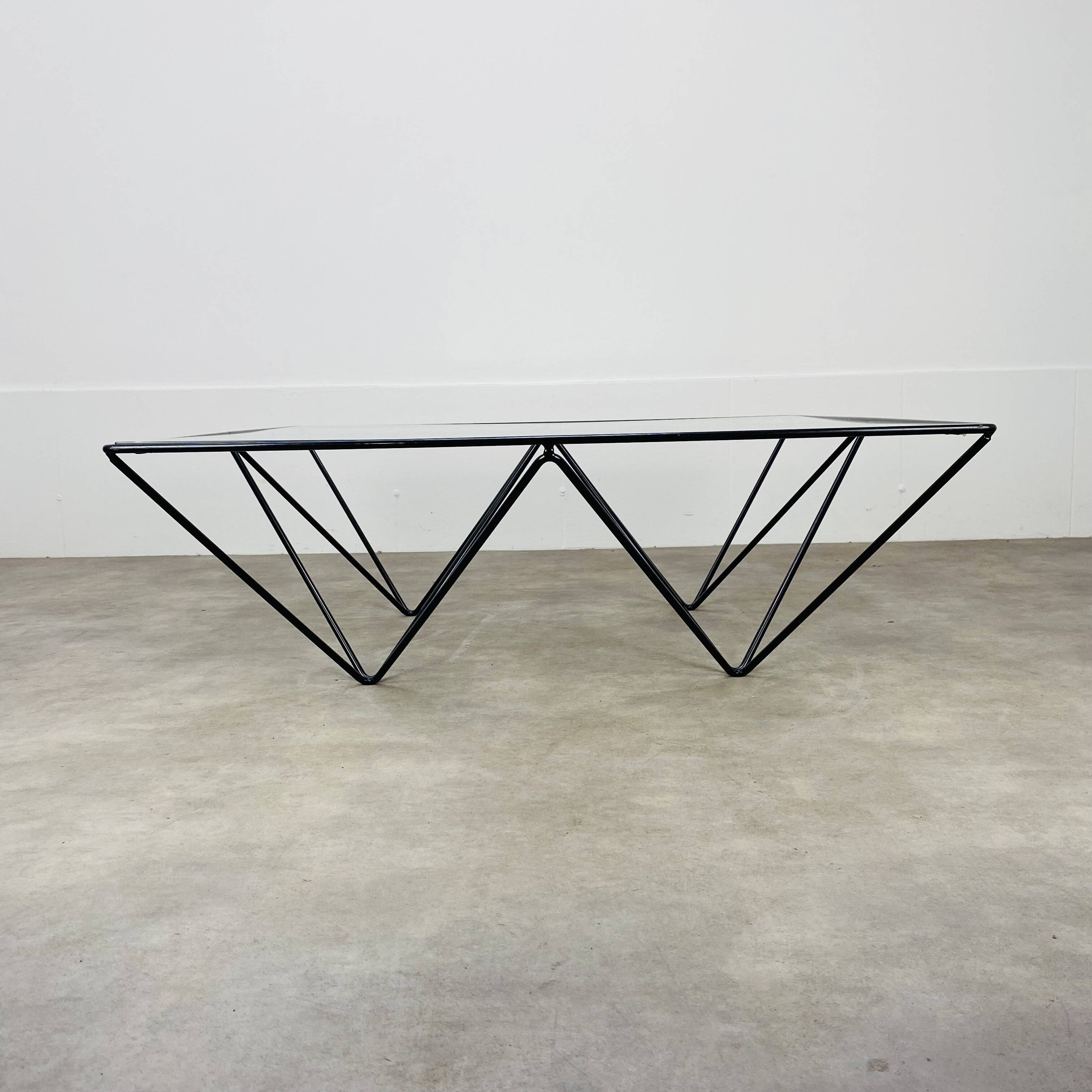 Pyramidal coffee table steel wire and glass