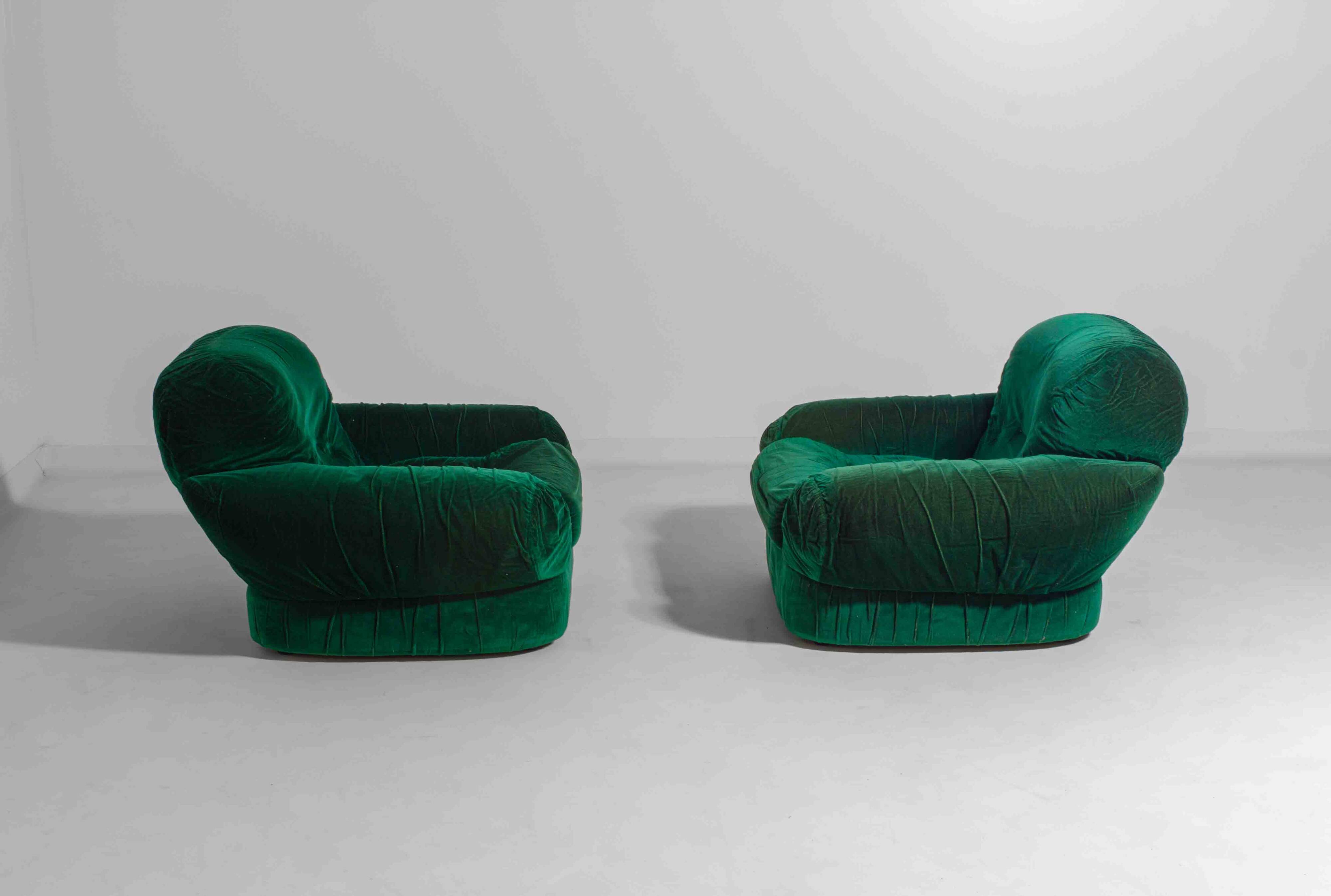 Paire de fauteuils de salon en velours vert, Italie, années 1970
