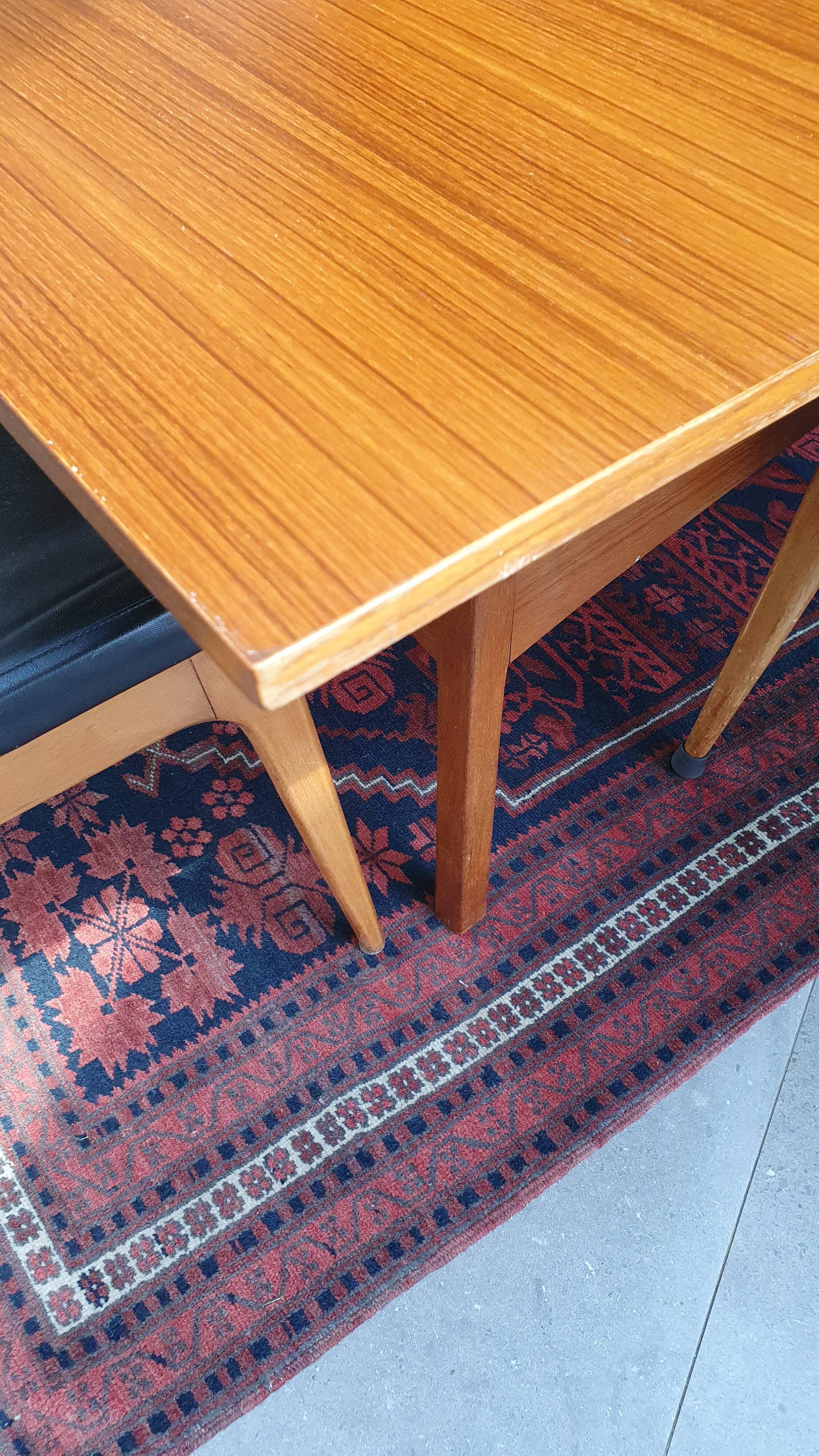 Table portefeuille à système qui monte et descend