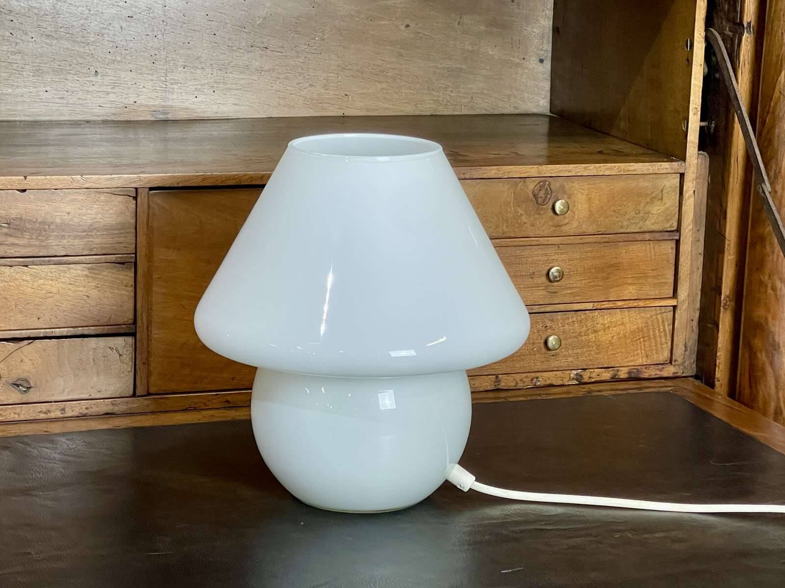Lampe champignon en opaline blanche des années 70