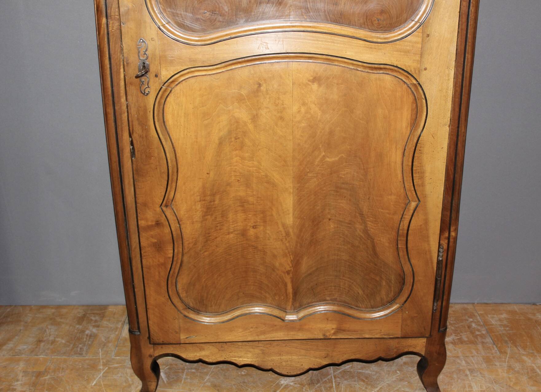 Louis XV bonnetière in walnut from the late 18th century