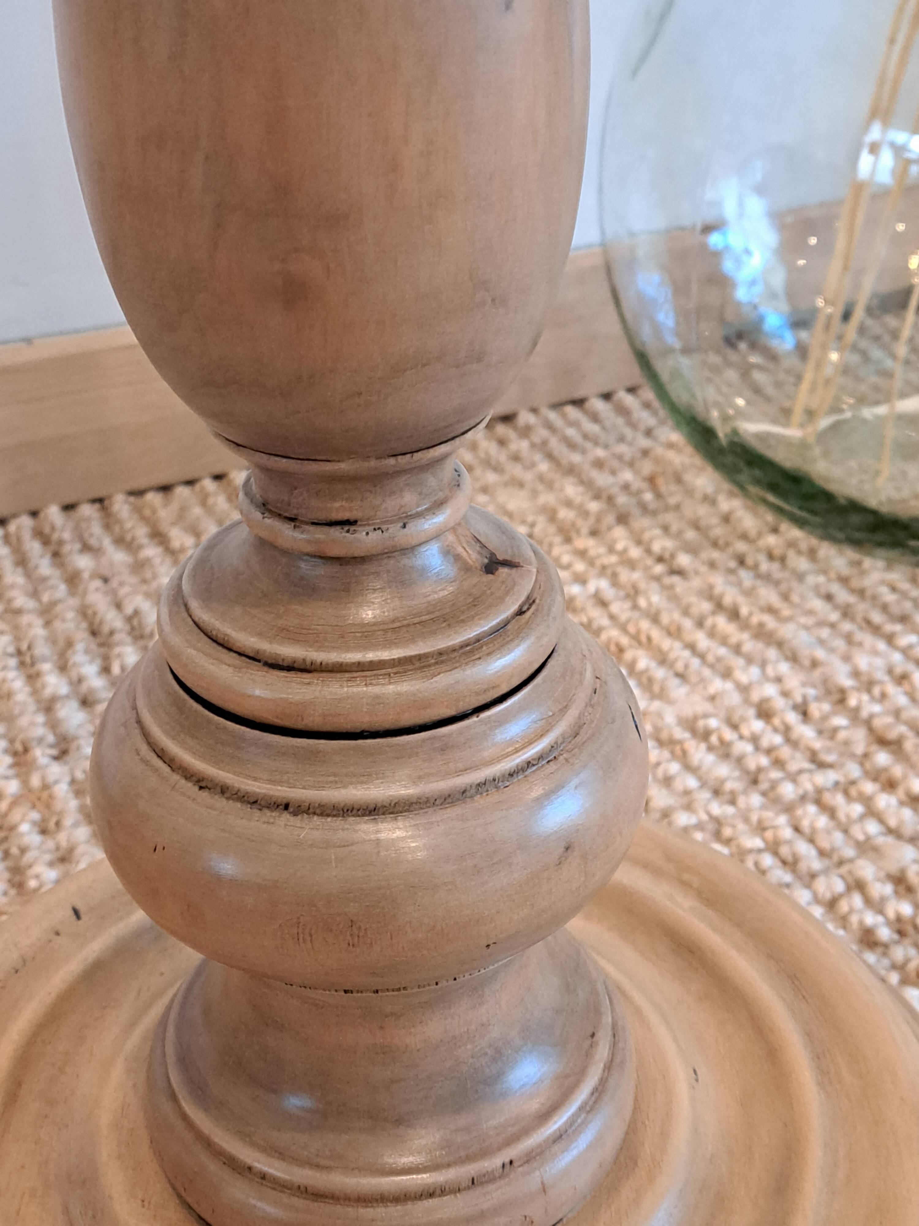 Vintage floor lamp in turned wood with an aged effect.