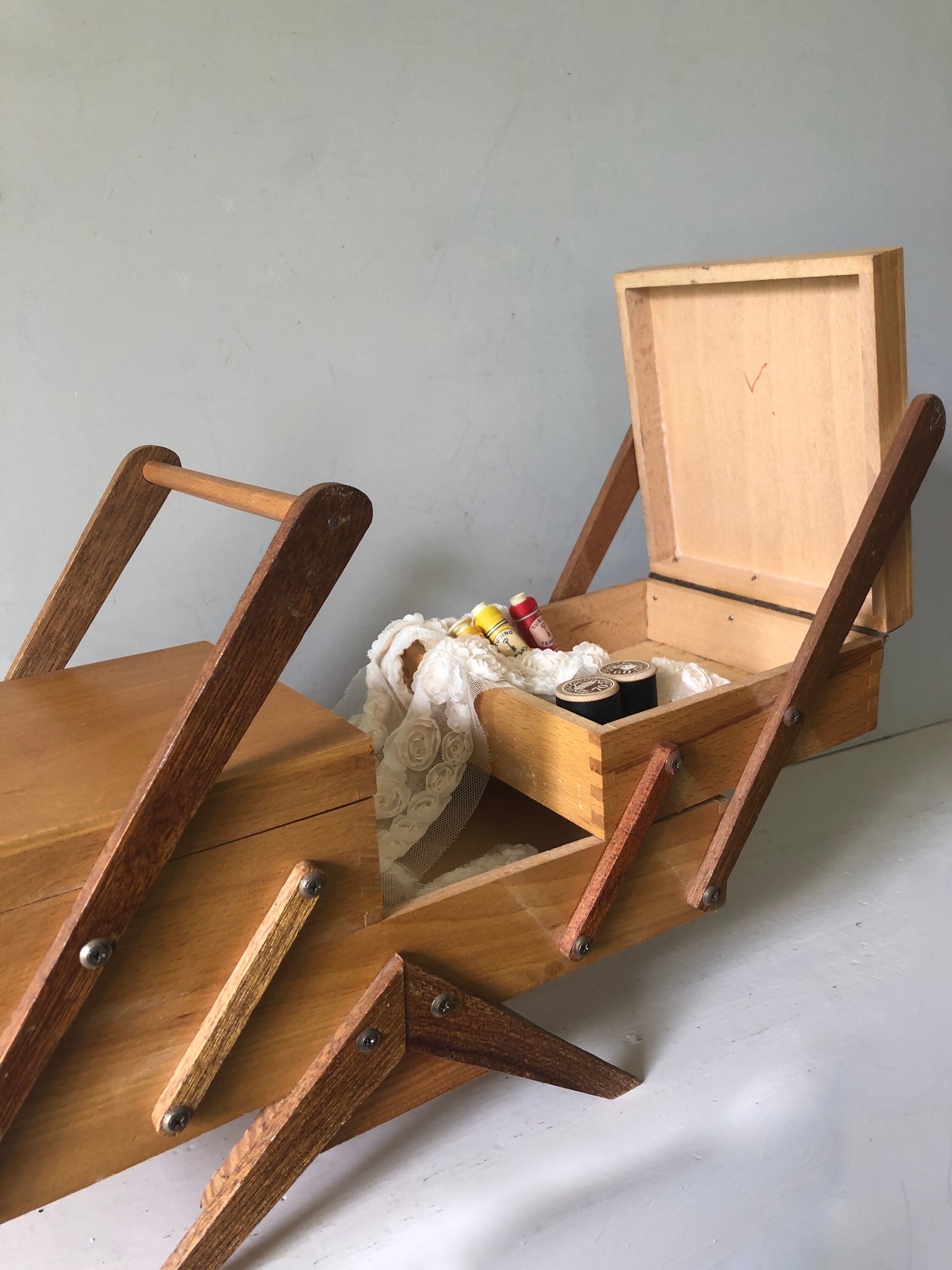 Travailleuse, pieds compas