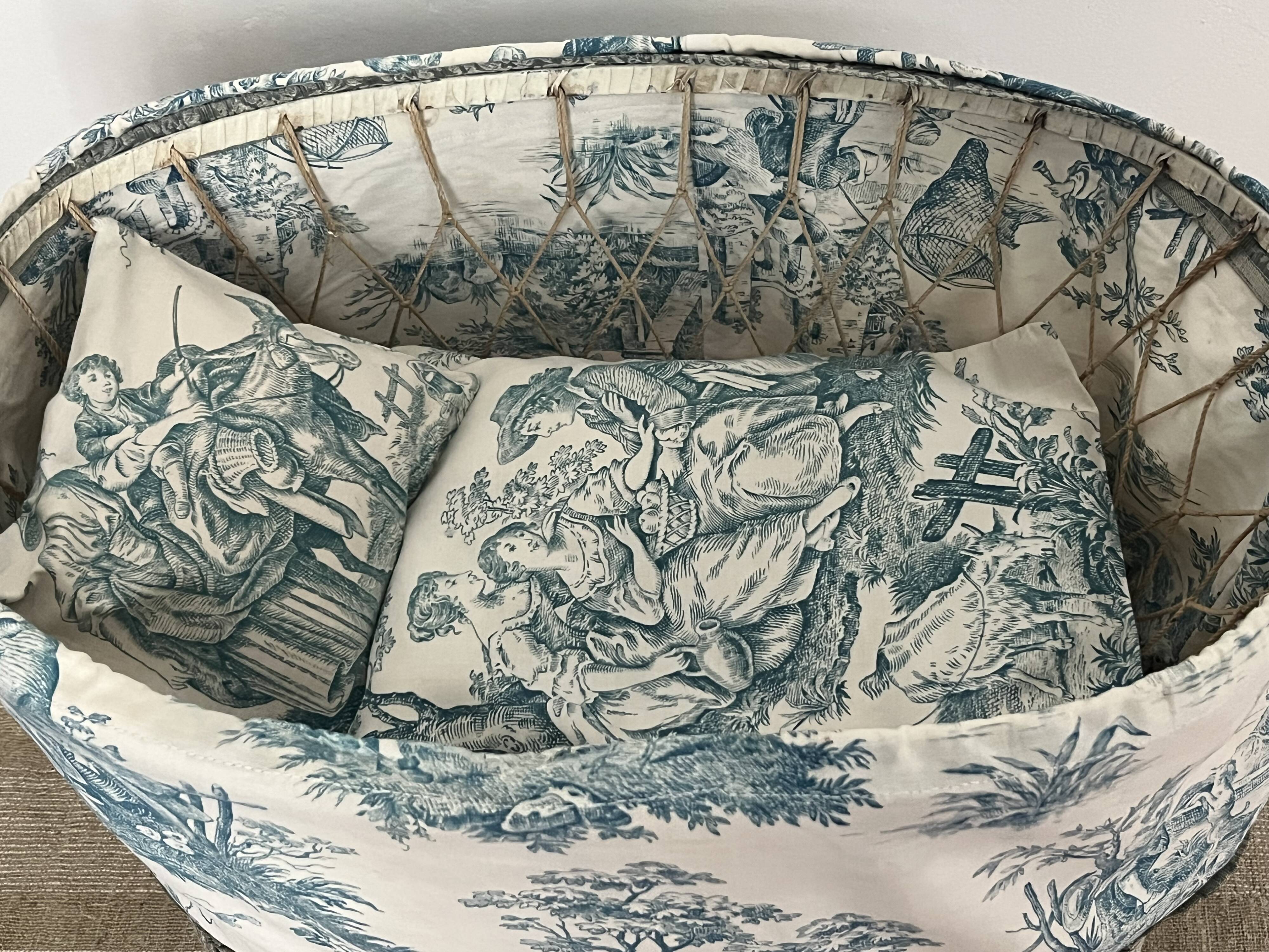Jouet ancien, berceau de poupée, décor toile de jouy