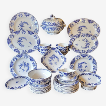 Large delft service for 12 people.