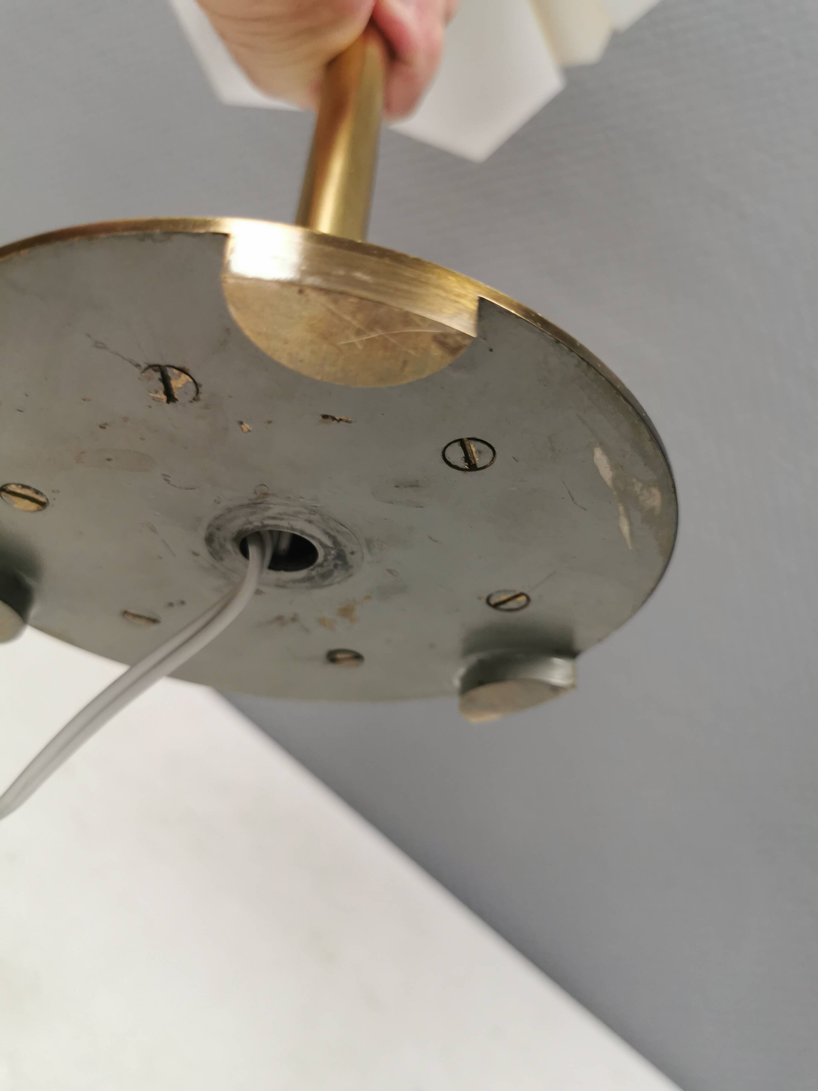 Lampe de table en laiton et métal, fabriquée à partir de pièces de design recyclées.
