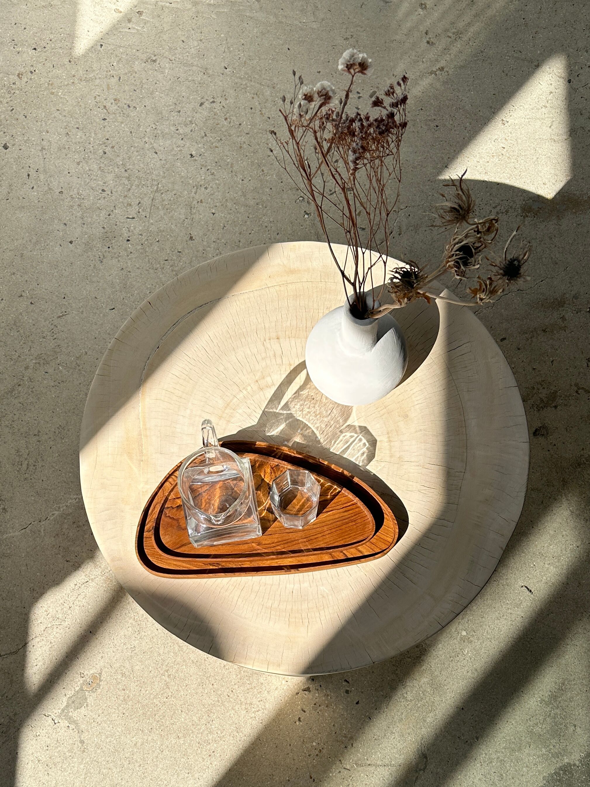 Trio de plateaux ou coupelles de forme triangulaire arrondi en teck monoxyle